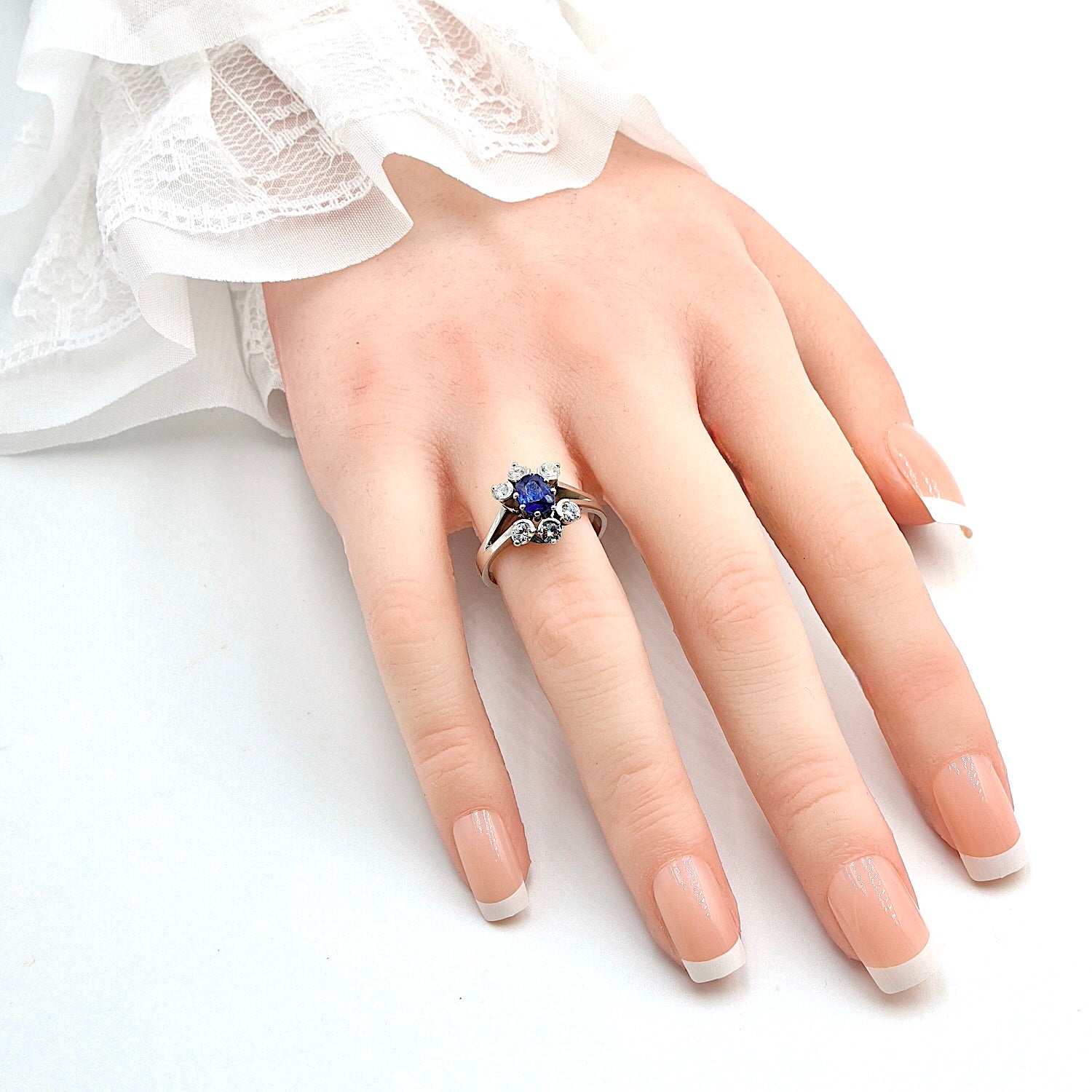 Ring in 585er Weißgold mit einem Saphir und Brillanten, an der Hand