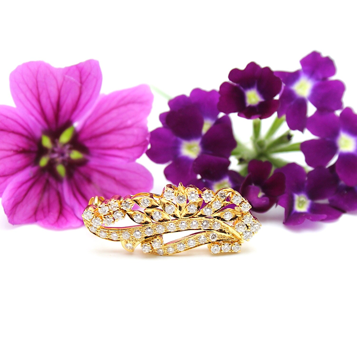 Brosche in 585er Gold mit Brillanten, liegend frontal mit floraler Dekoration