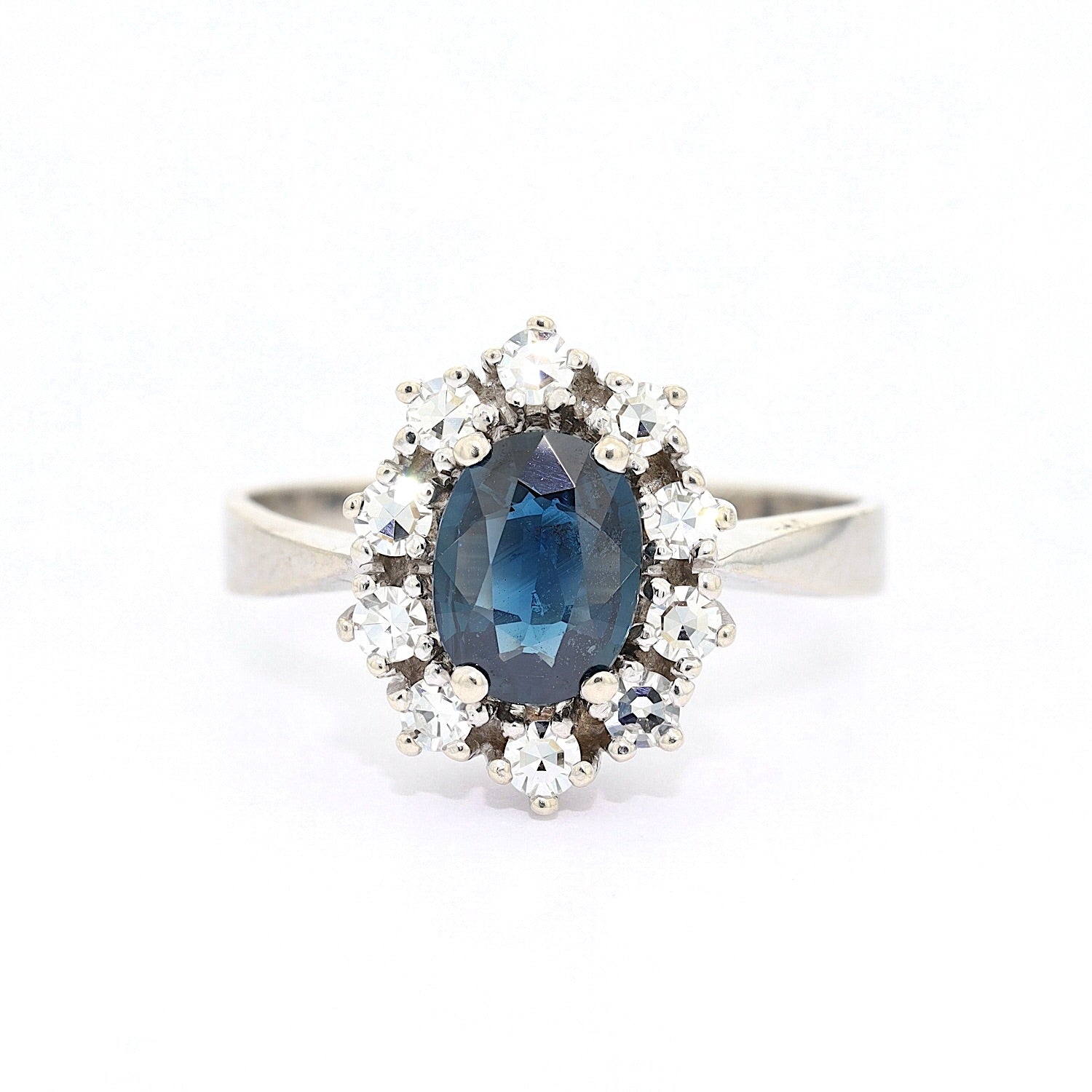Ring in 585er Weißgold mit einem Saphir und Diamanten, liegend frontal