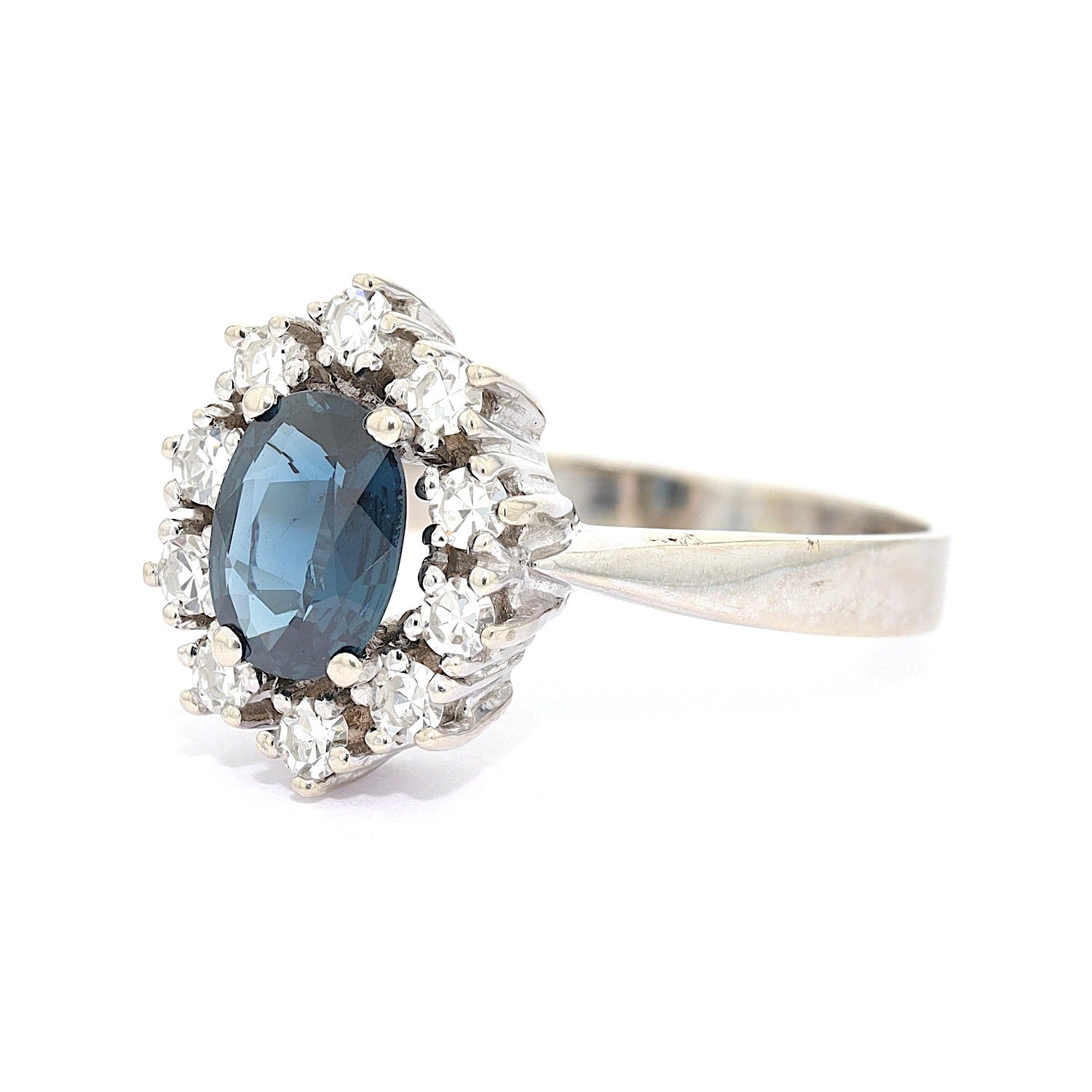 Ring in 585er Weißgold mit einem Saphir und Diamanten, liegend links gedreht