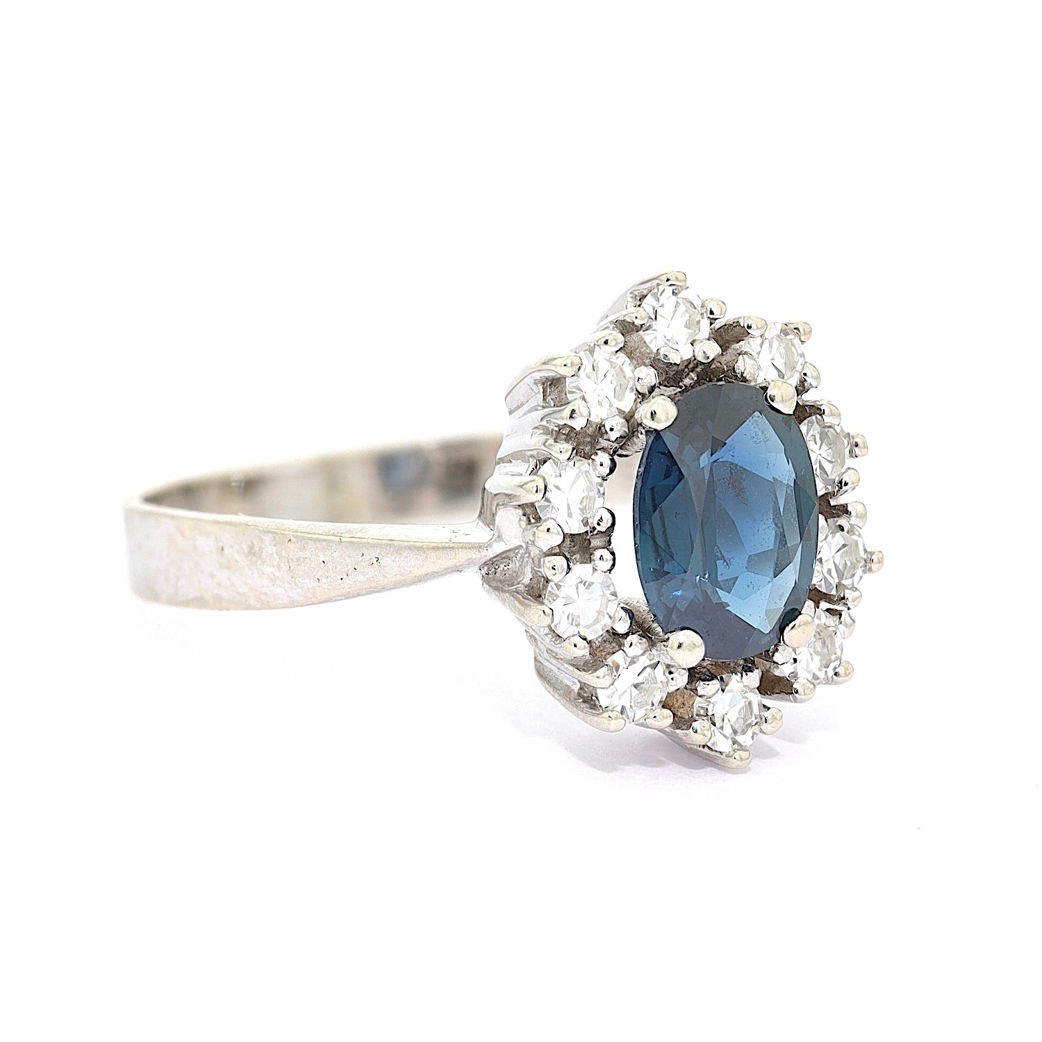 Ring in 585er Weißgold mit einem Saphir und Diamanten, liegend rechts gedreht