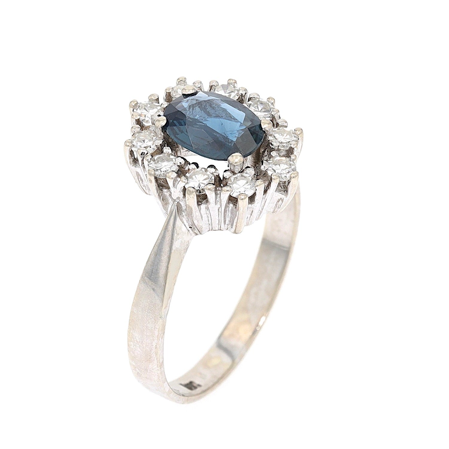 Ring in 585er Weißgold mit einem Saphir und Diamanten, stehend