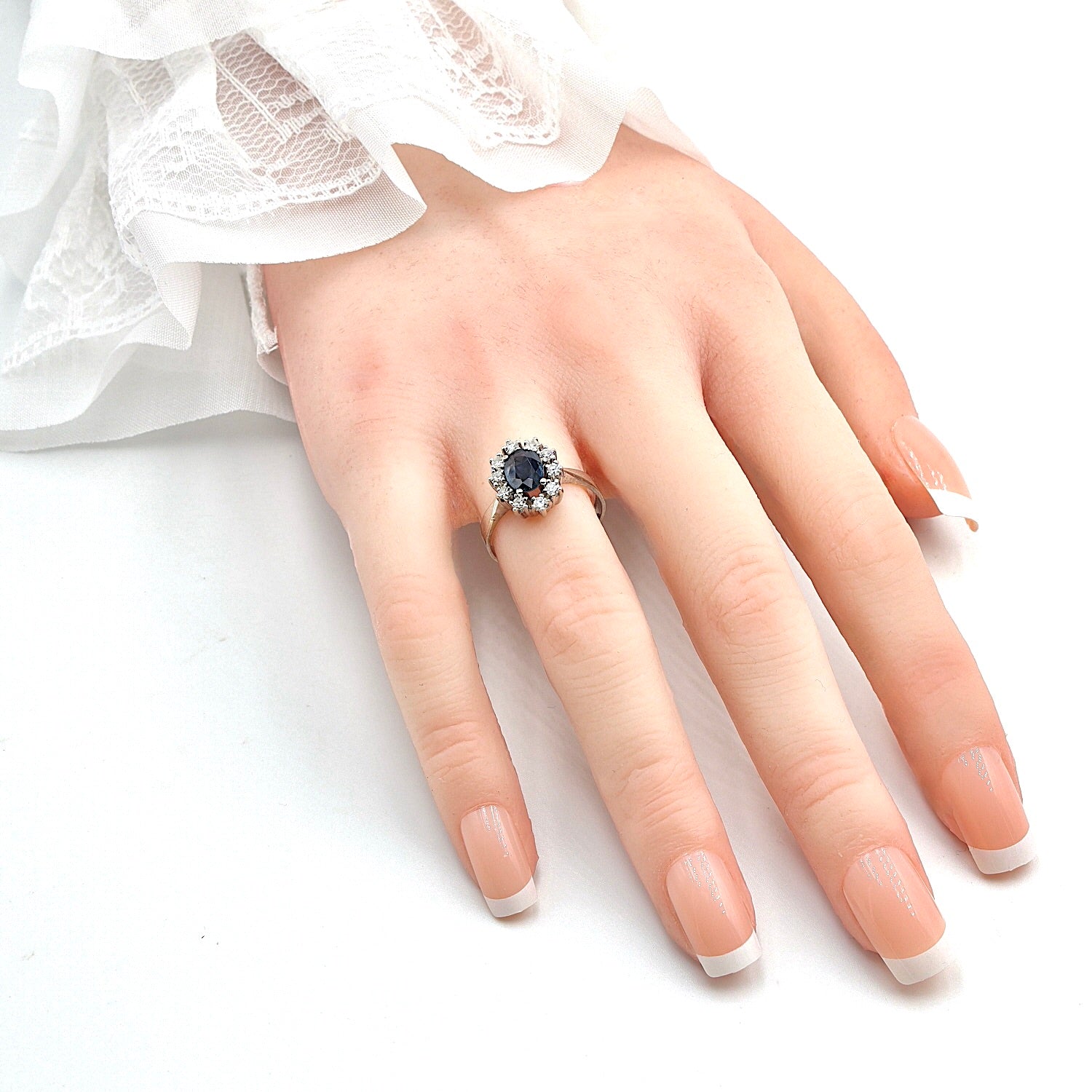 Ring in 585er Weißgold mit einem Saphir und Diamanten, an der Hand