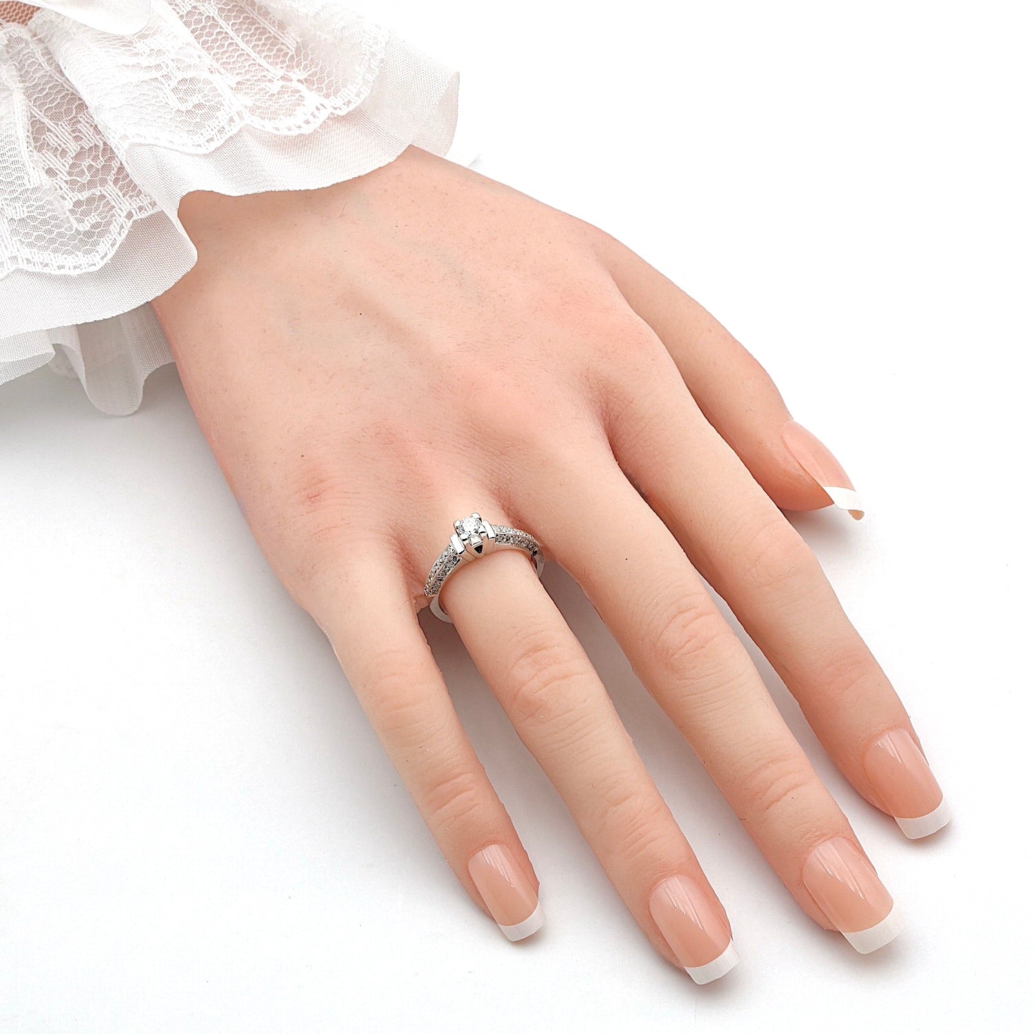 Vintage Ring in 750er Weißgold mit Brillanten, an der Hand