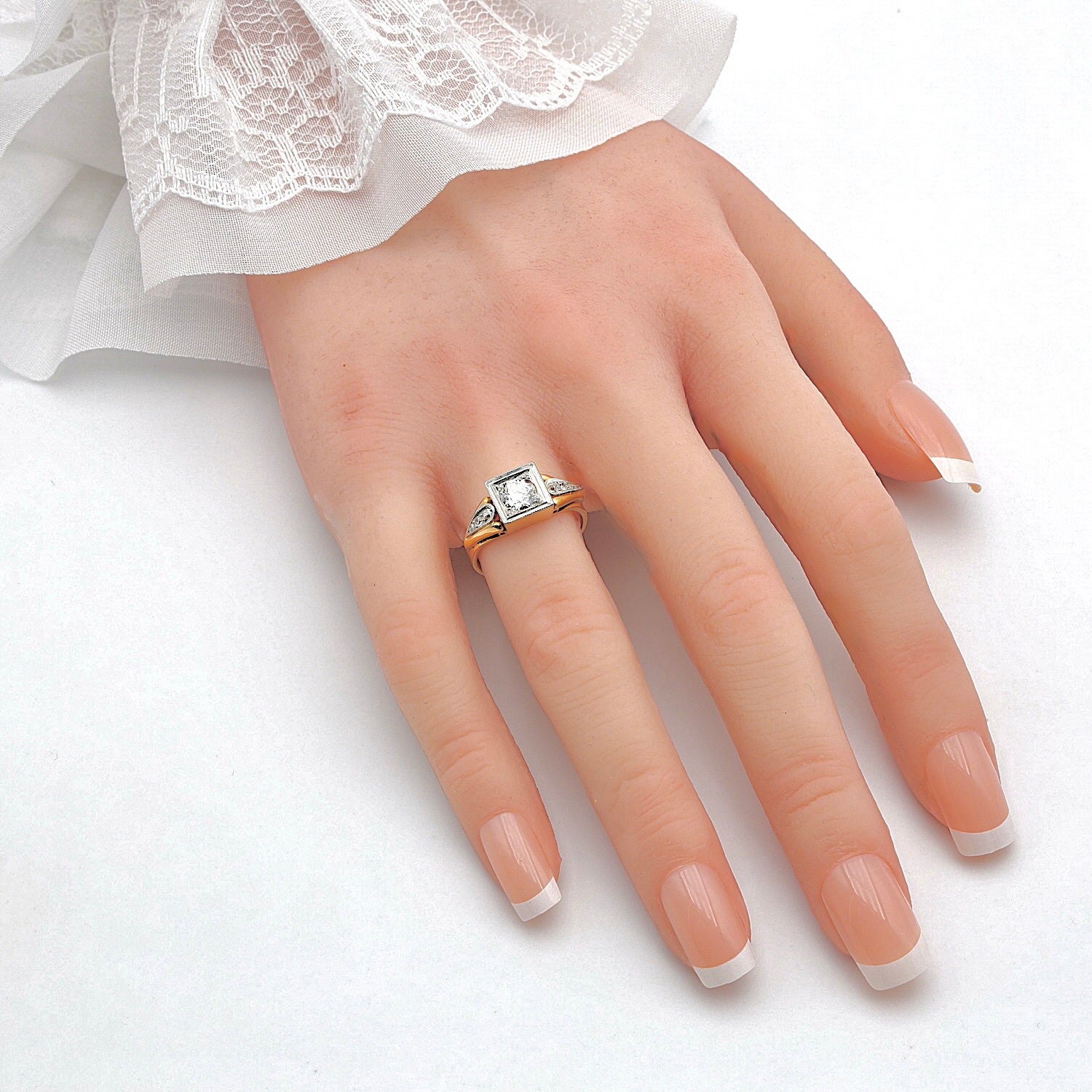 Ring um 1920 in 750er Gelbgold mit Platin und Diamanten, an der Hand