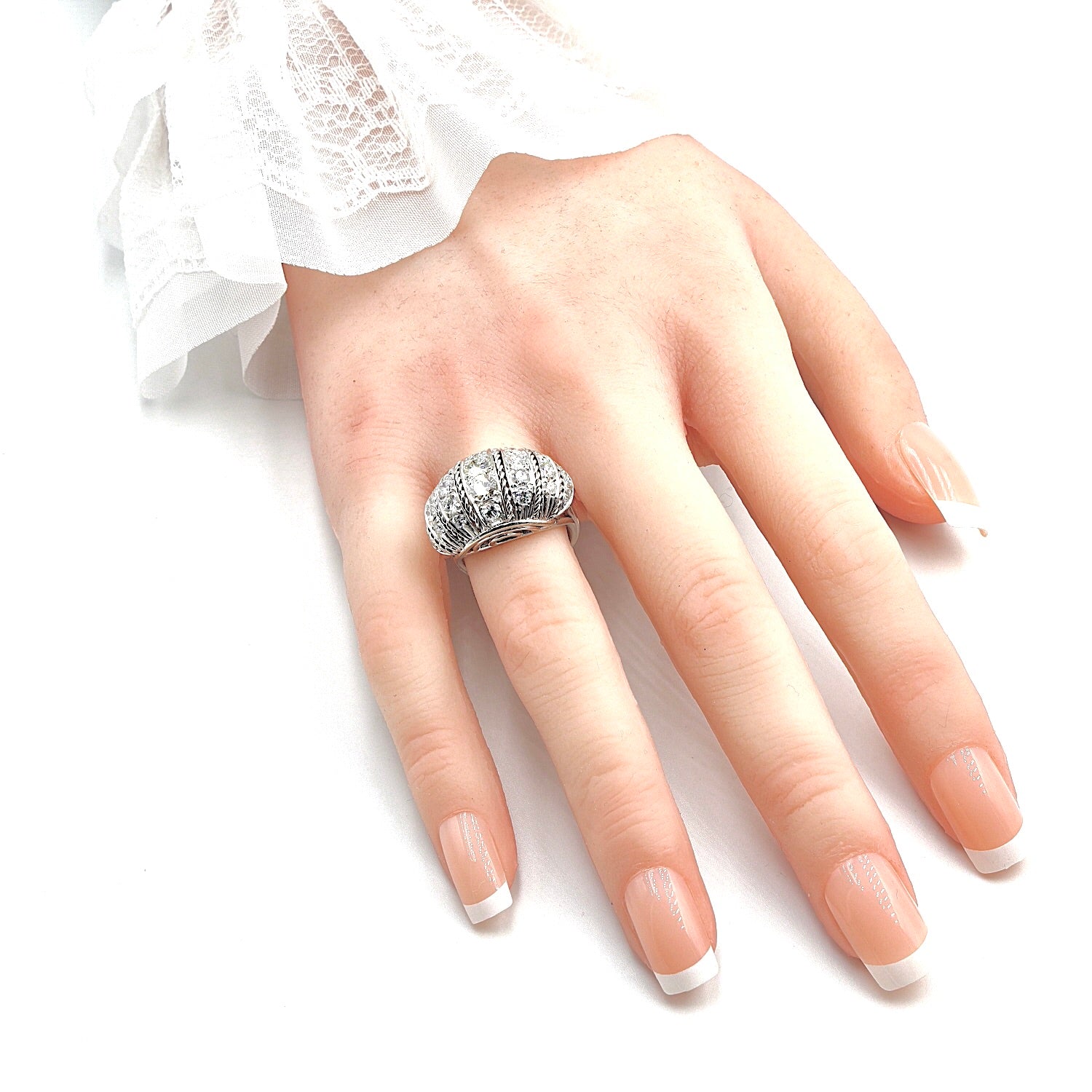 Ring in 585er Weißgold mit Brillanten und Diamanten, an der Hand