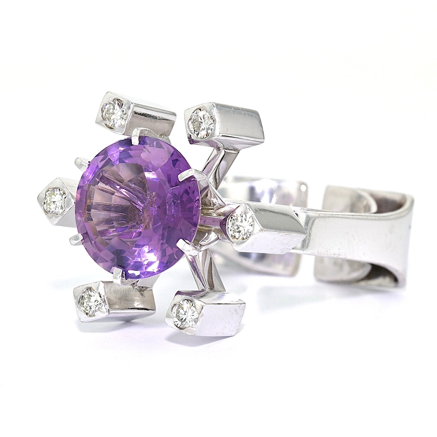 Vintage Design Ring von Klaus Neubauer in 585er Weißgold mit einem Amethyst und Brillanten, liegend links gedreht