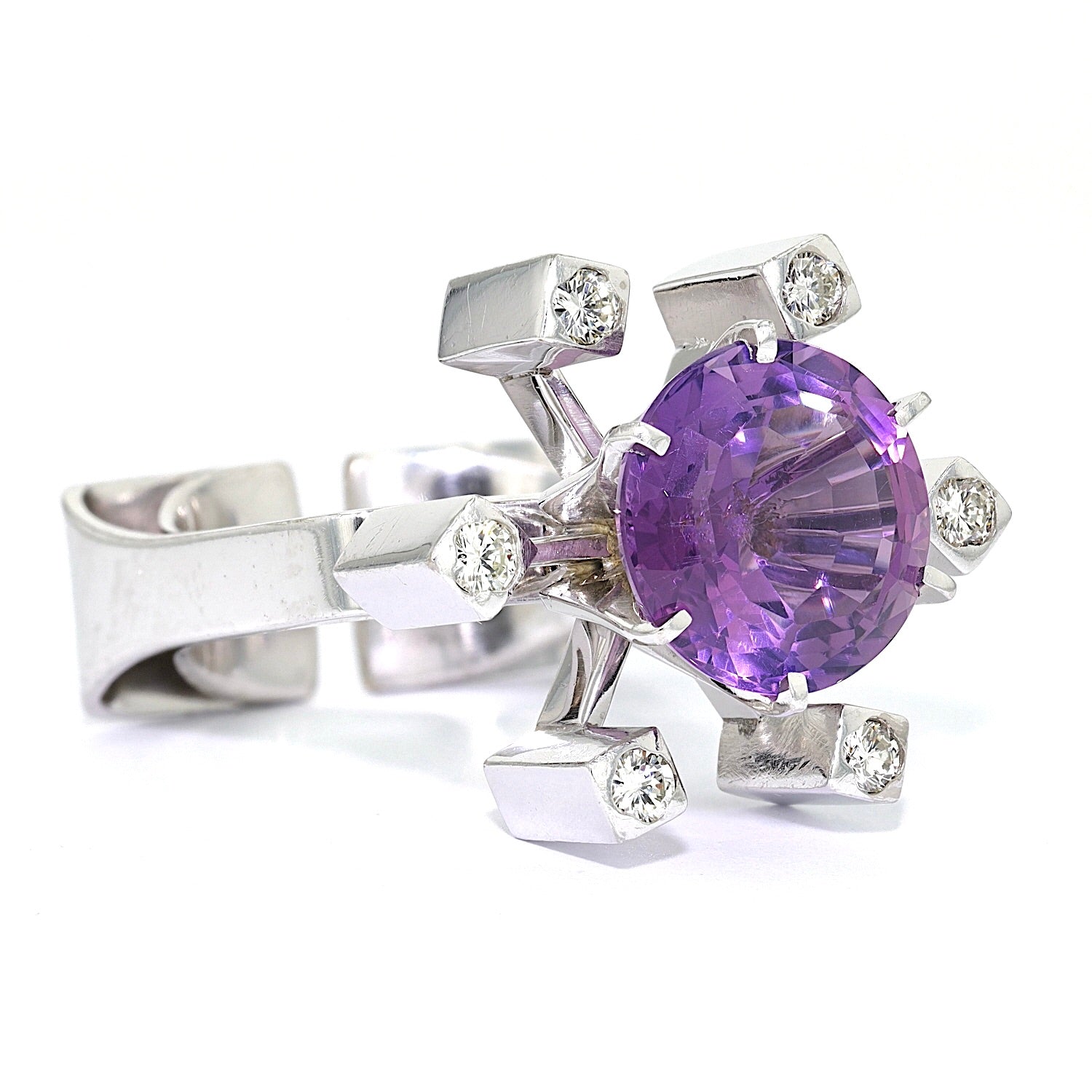 Vintage Design Ring von Klaus Neubauer in 585er Weißgold mit einem Amethyst und Brillanten, liegend rechts gedreht