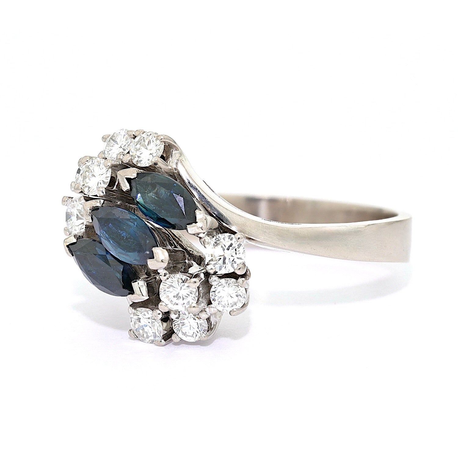 Ring in 750er Weißgold mit Saphiren und Brillanten, liegend links gedreht