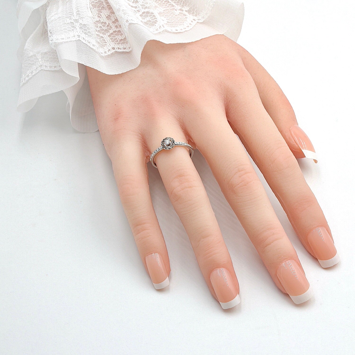 Ring in 585er Weißgold mit Brillanten, an der Hand