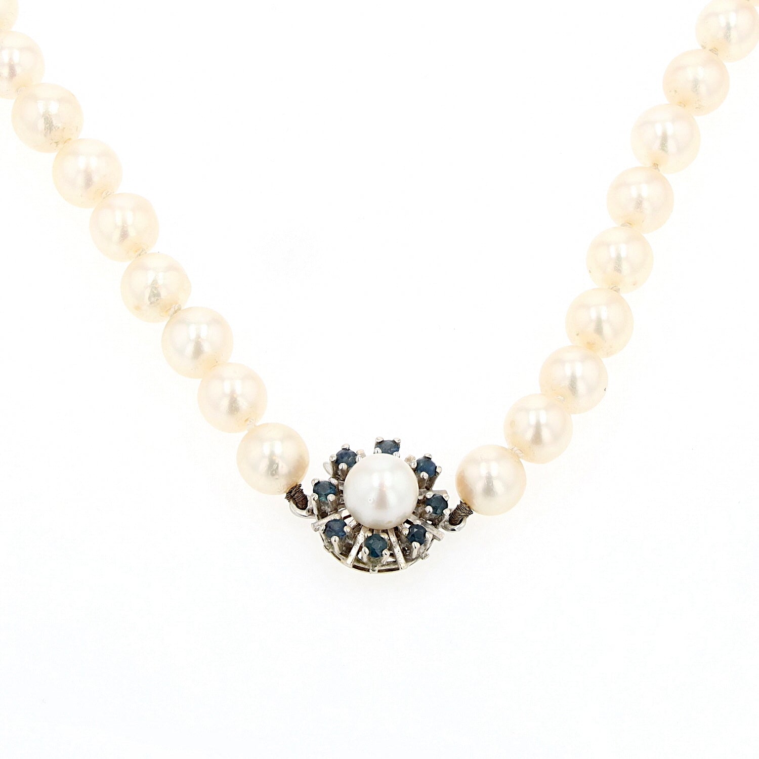 Zuchtperlenkette mit einem 585er Weißgoldschloss mit Saphiren, hängend frontal 2