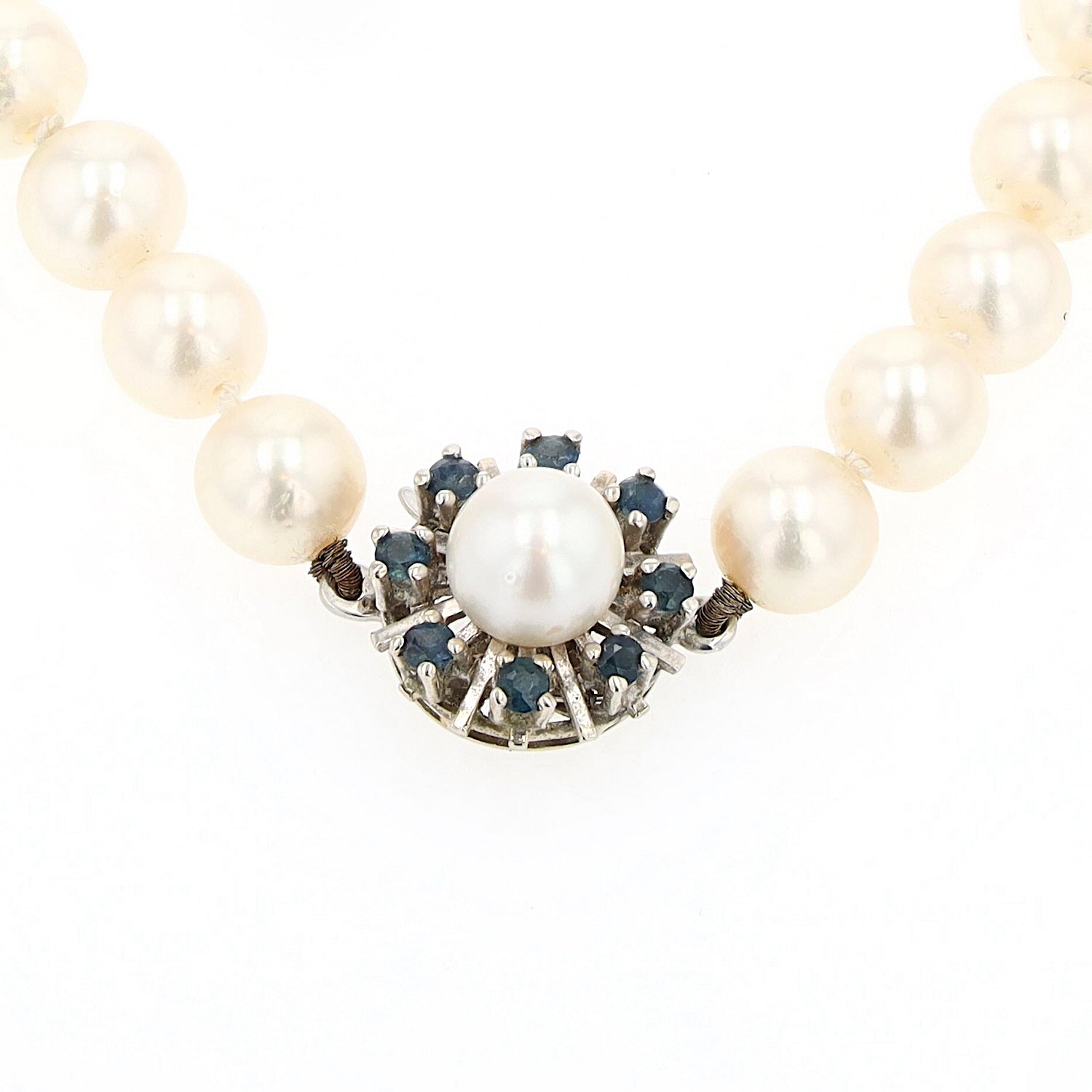 Zuchtperlenkette mit einem 585er Weißgoldschloss mit Saphiren, hängend frontal Nahaufnahme