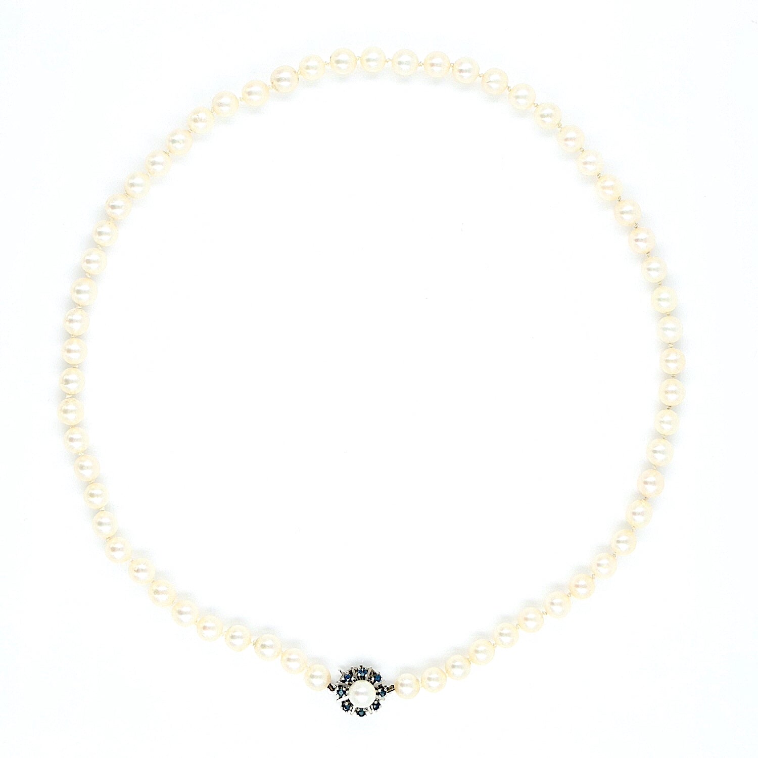 Zuchtperlenkette mit einem 585er Weißgoldschloss mit Saphiren, liegend Draufsicht