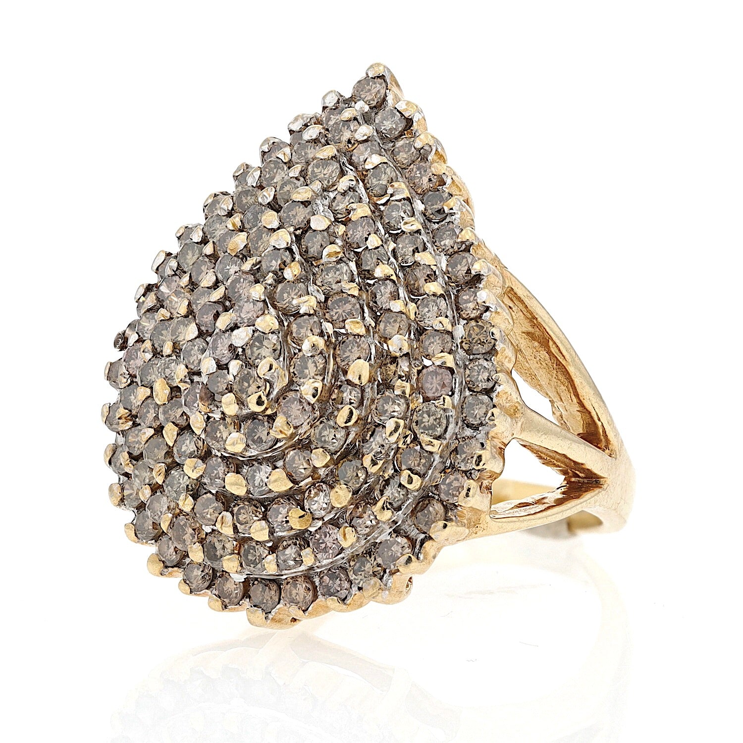 Ring in 10 kt Gelbgold mit insgesamt ca. 2,7 ct Brillanten, liegend links gedreht