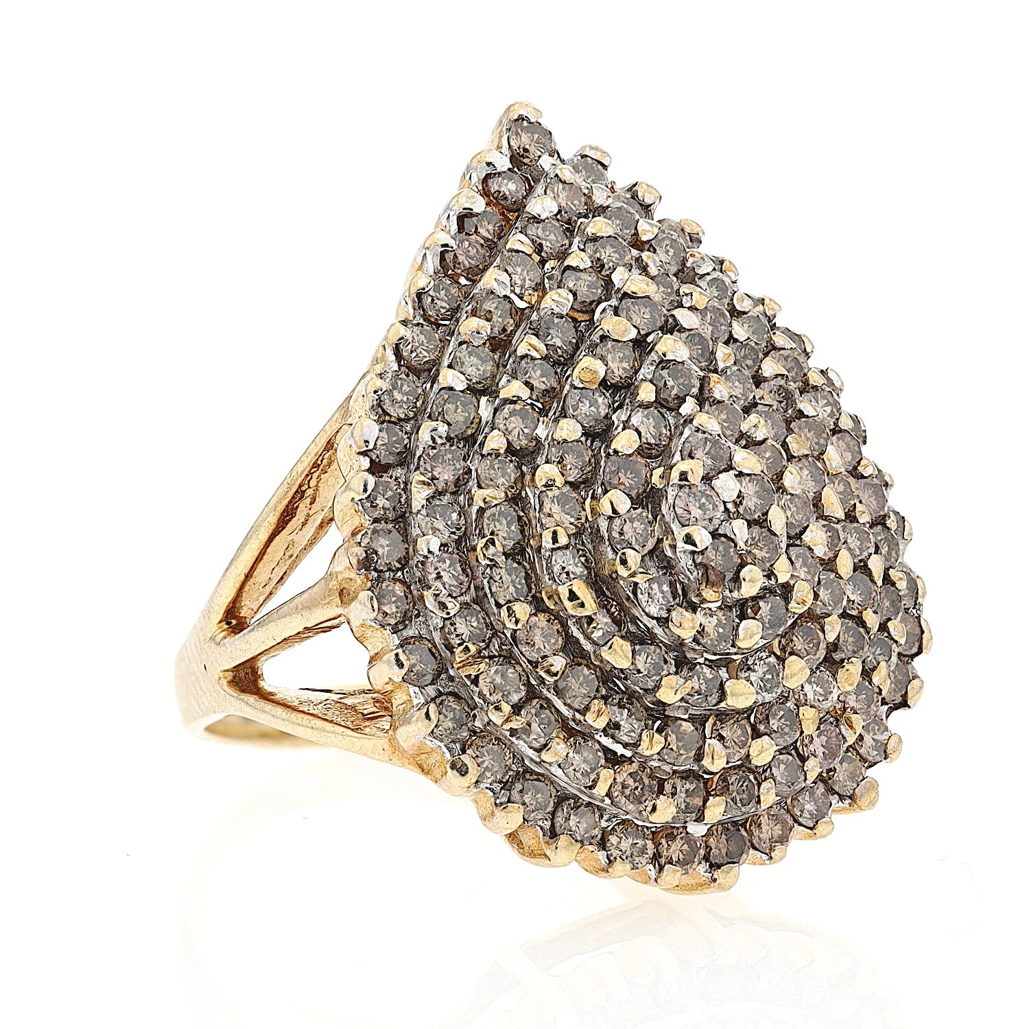Ring in 10 kt Gelbgold mit insgesamt ca. 2,7 ct Brillanten, liegend rechts gedreht