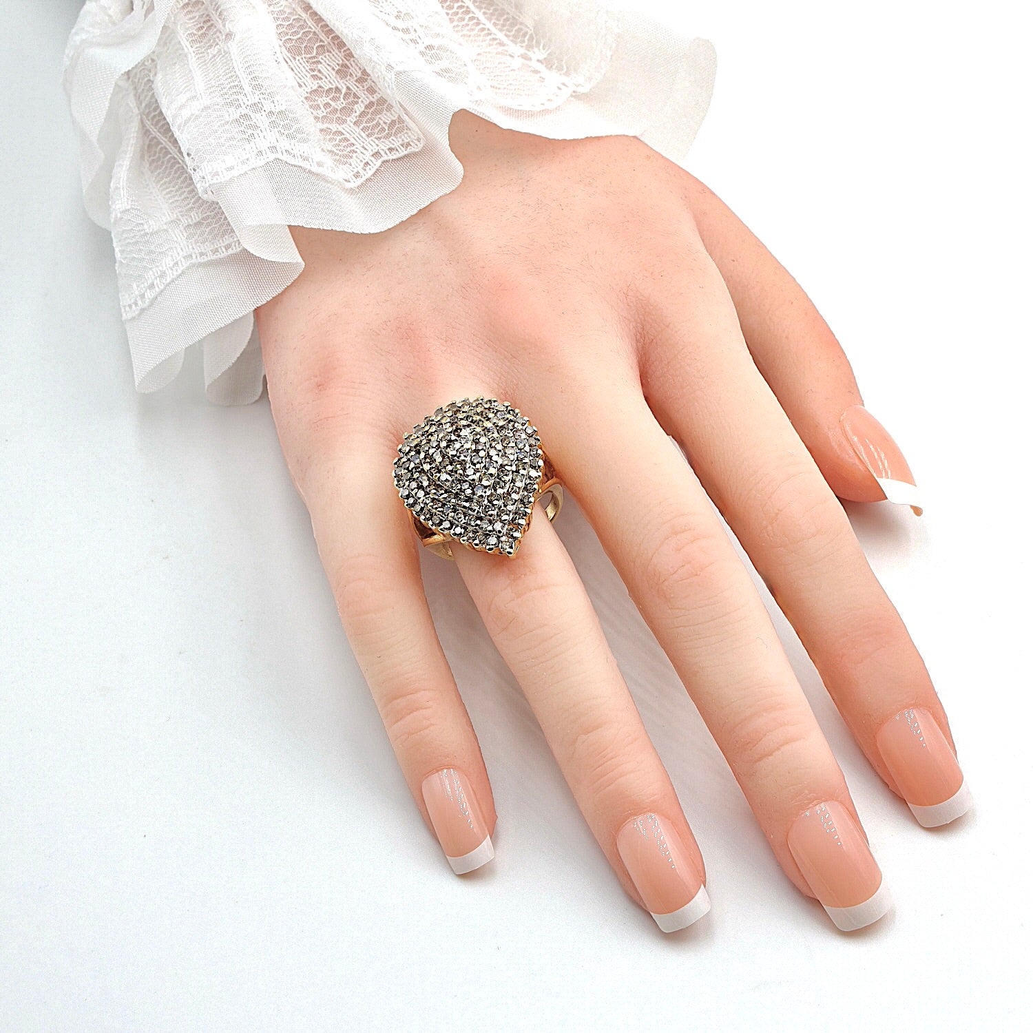 Ring in 10 kt Gelbgold mit insgesamt ca. 2,7 ct Brillanten, an der Hand