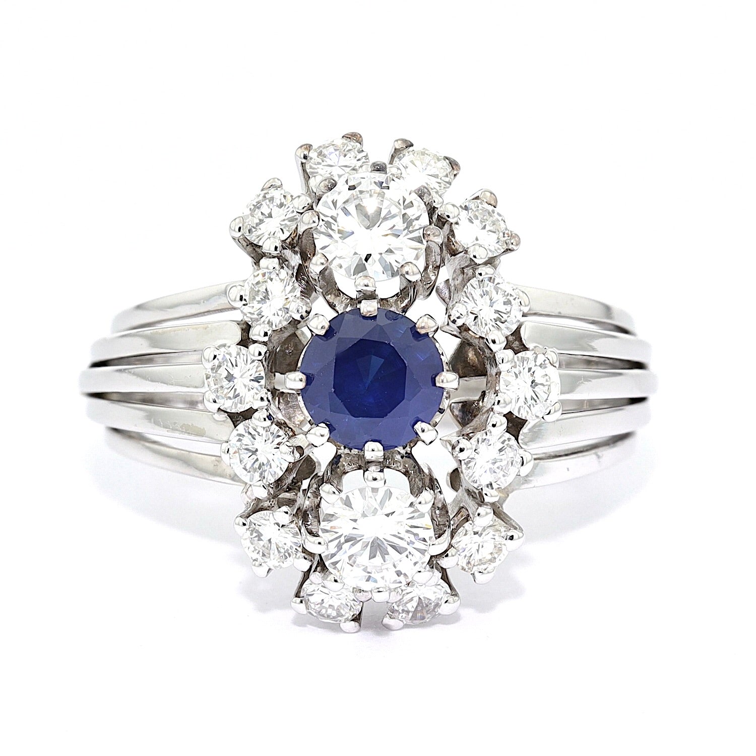 Vintage Ring in 590er Weißgold mit einem Saphir und insgesamt ca. 1,25 ct Brillanten, liegend frontal