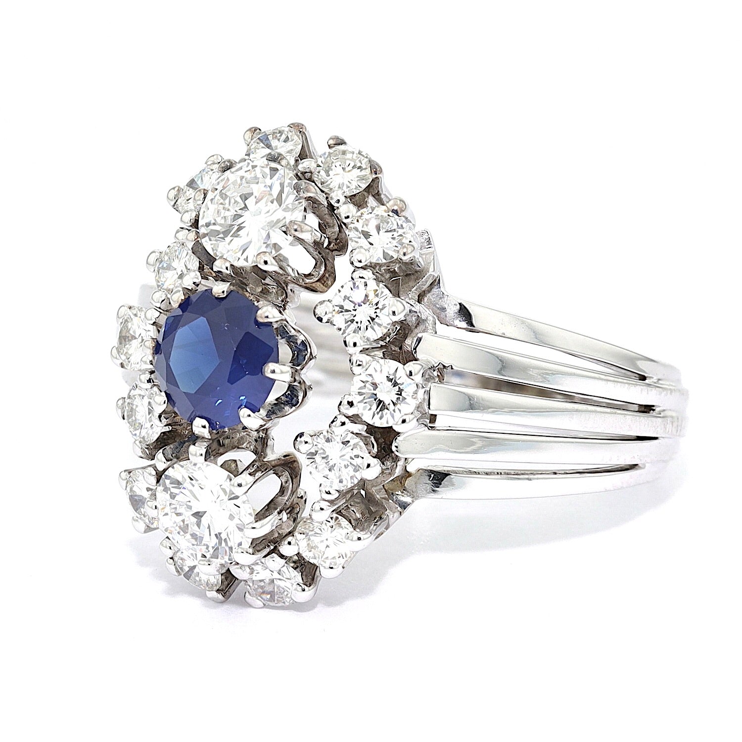 Vintage Ring in 590er Weißgold mit einem Saphir und insgesamt ca. 1,25 ct Brillanten, liegend links gedreht