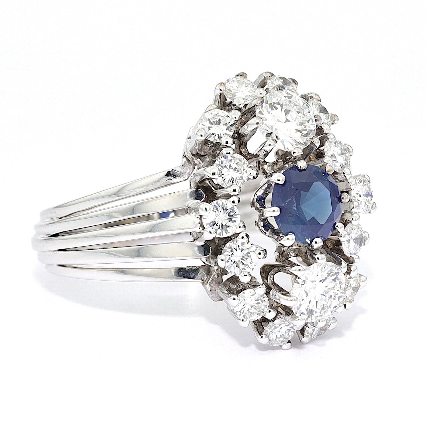 Vintage Ring in 590er Weißgold mit einem Saphir und insgesamt ca. 1,25 ct Brillanten, liegend rechts gedreht