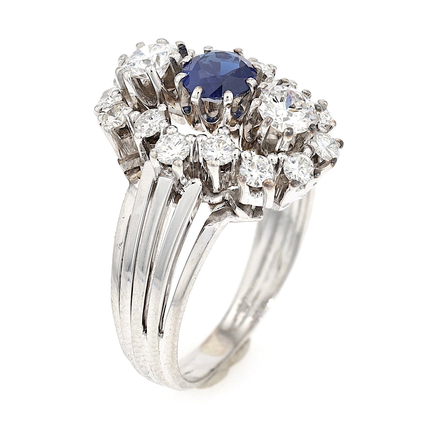 Vintage Ring in 590er Weißgold mit einem Saphir und insgesamt ca. 1,25 ct Brillanten, stehend