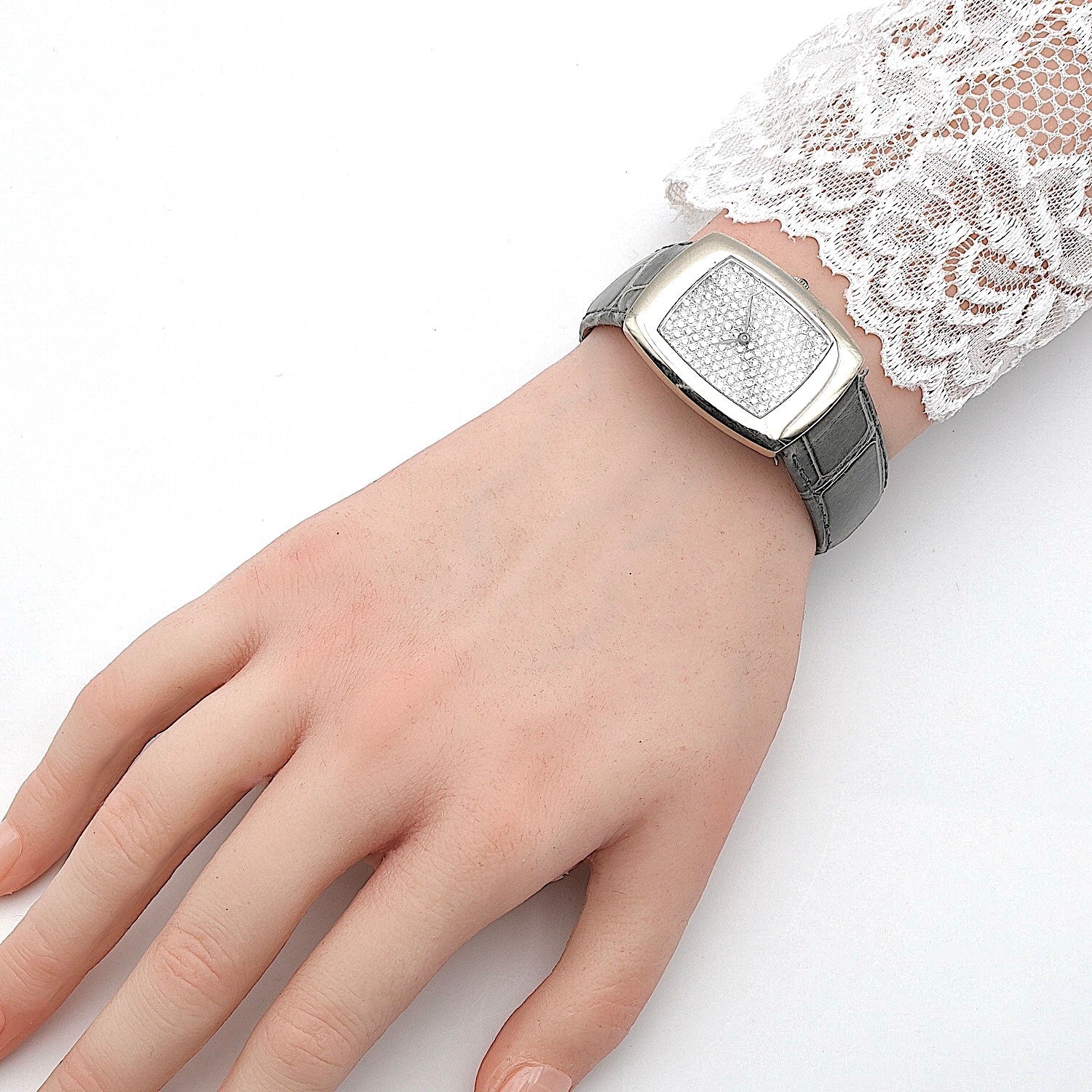 DeLaneau Armbanduhr 18 kt mit insgesamt ca. 2,9 ct Brillanten, am Arm