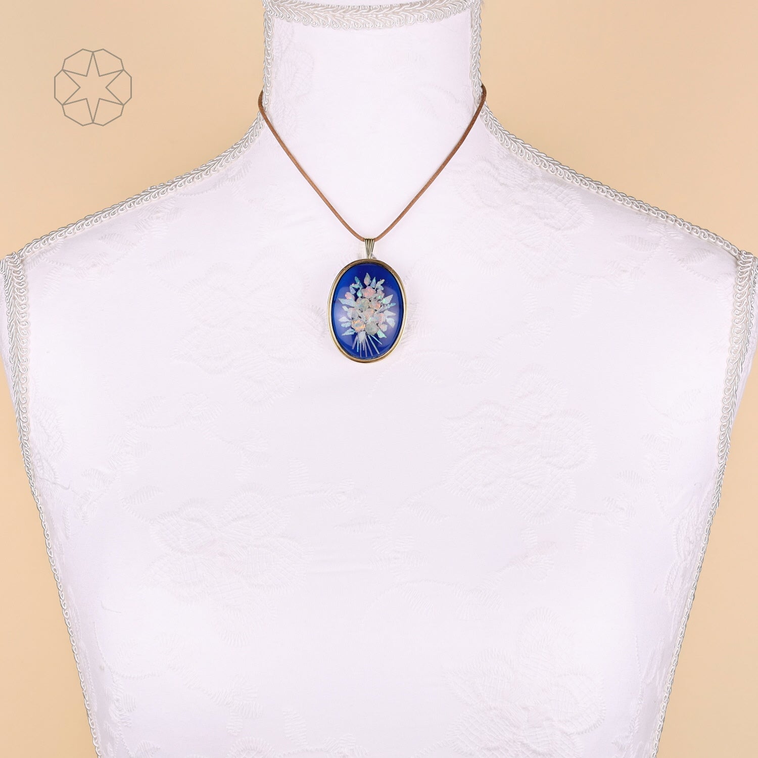 Anhänger in 585er Gelbgold mit weißen Opalen in Blütenform, an der Büste