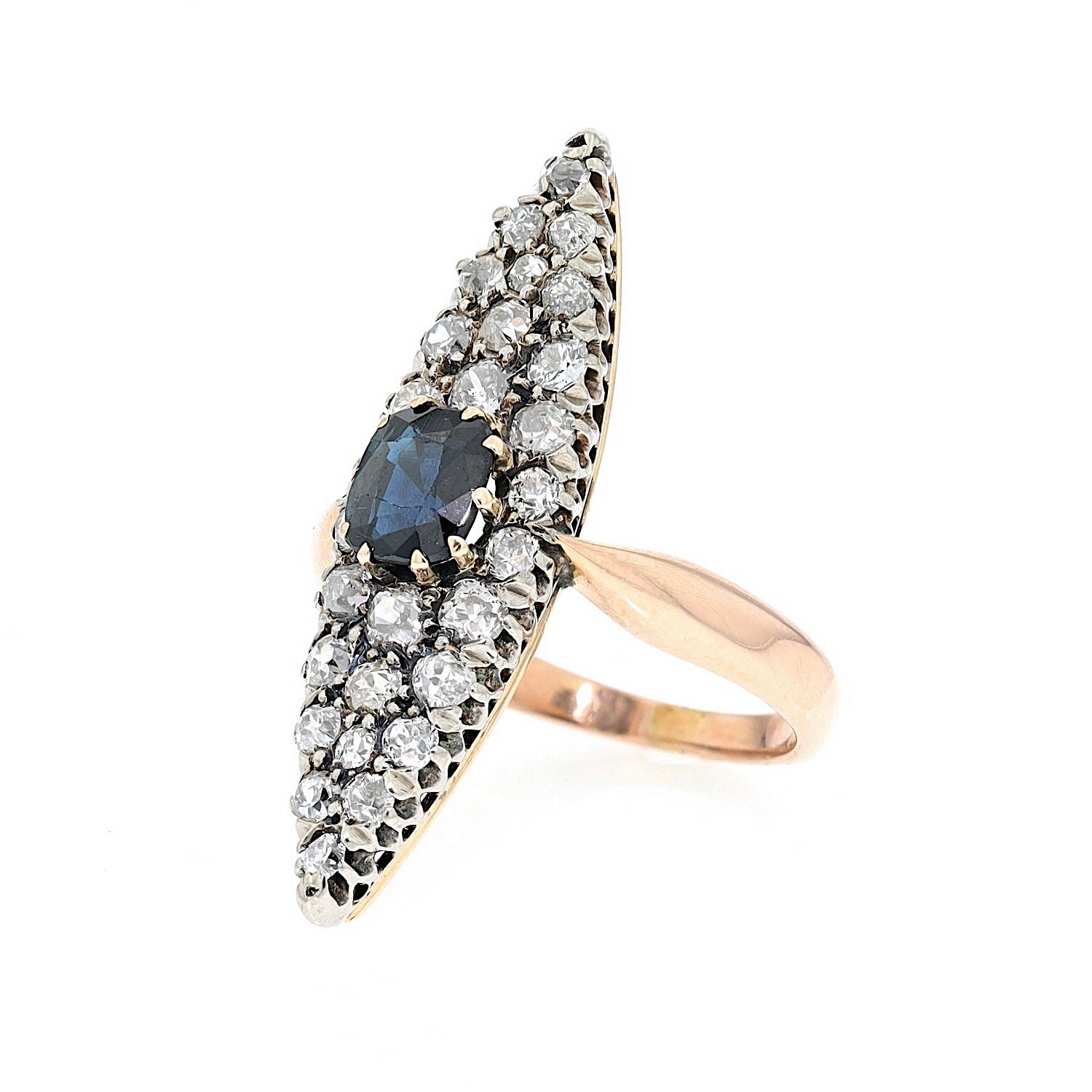 Ring um 1890 in 585er Rotgold mit einem Saphir und Diamanten, liegend links gedreht