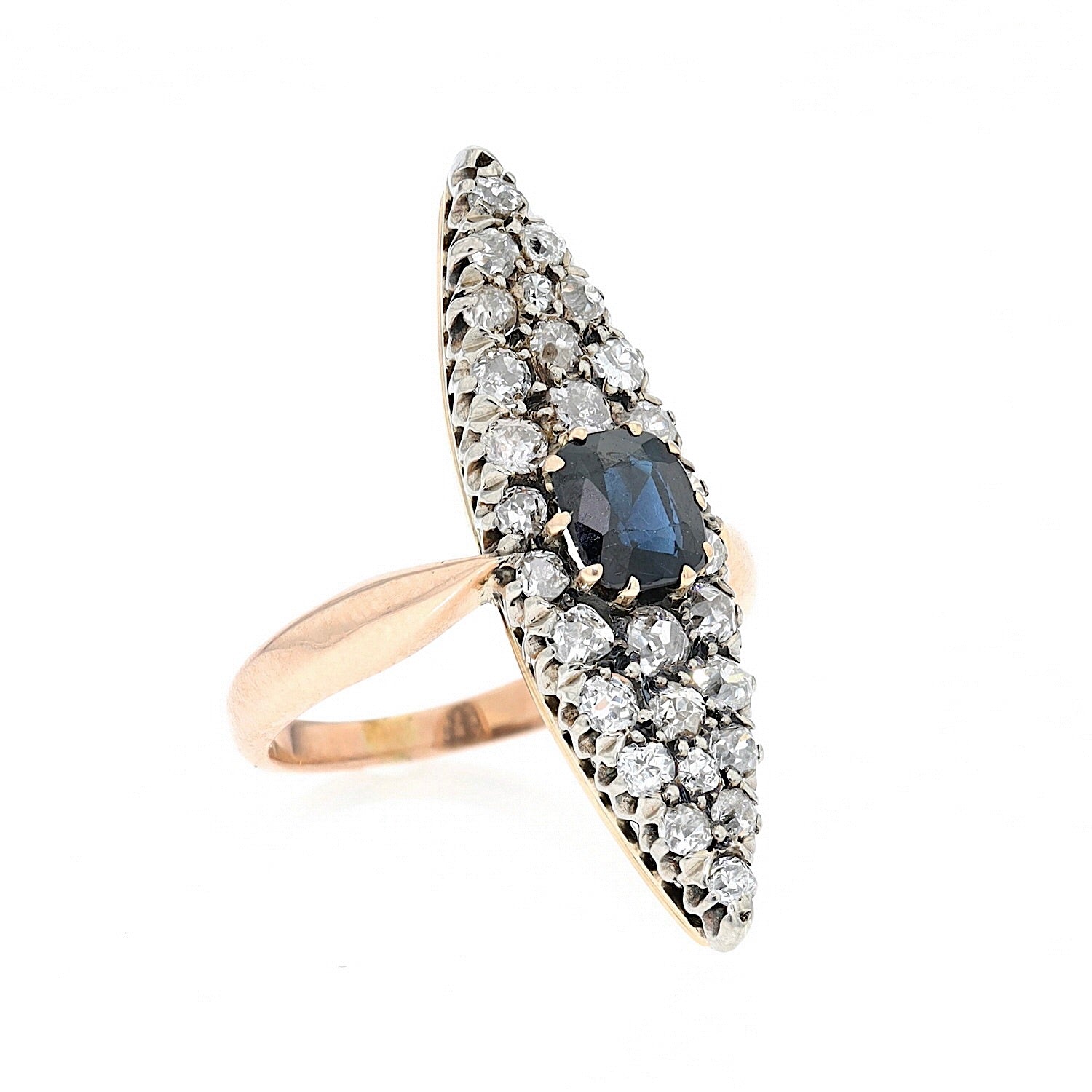 Ring um 1890 in 585er Rotgold mit einem Saphir und Diamanten, liegend rechts gedreht