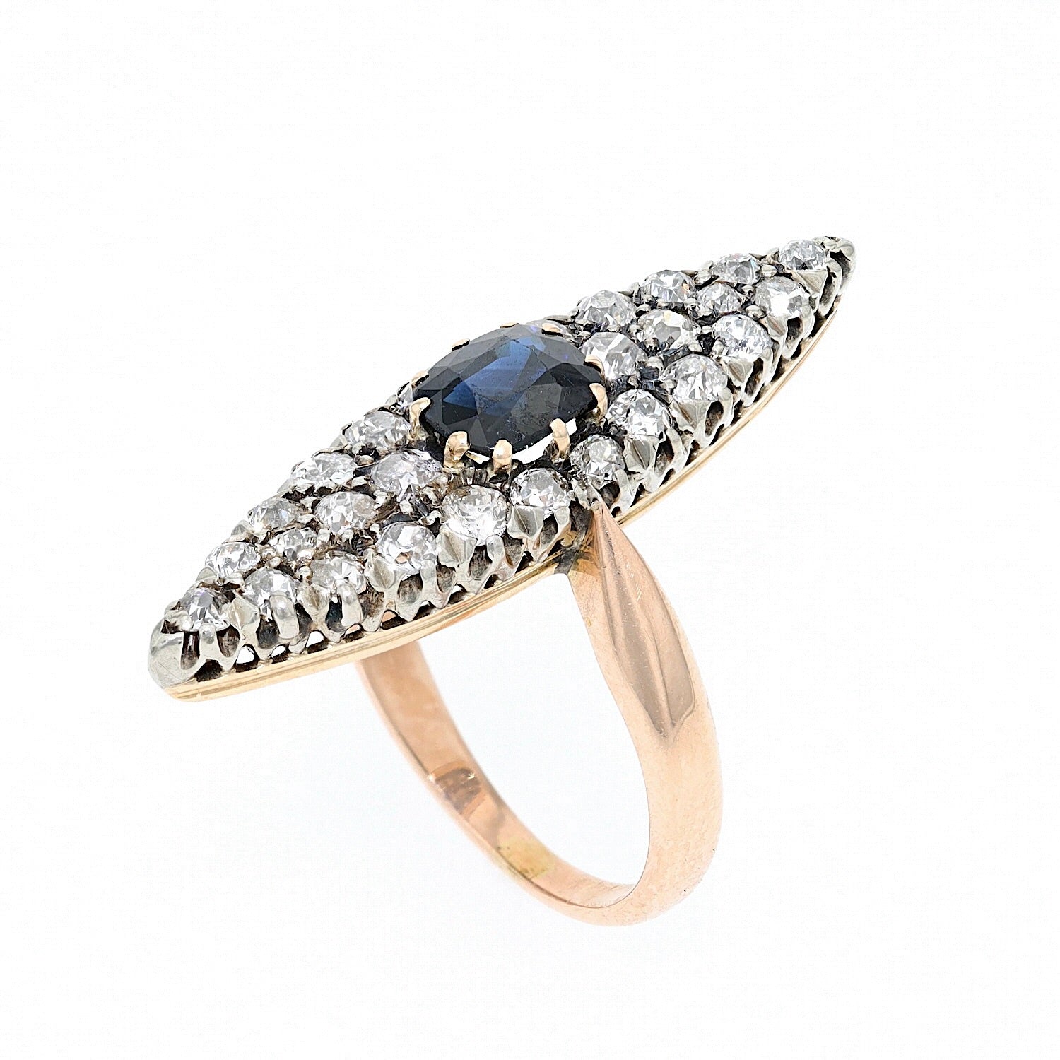 Ring um 1890 in 585er Rotgold mit einem Saphir und Diamanten, stehend