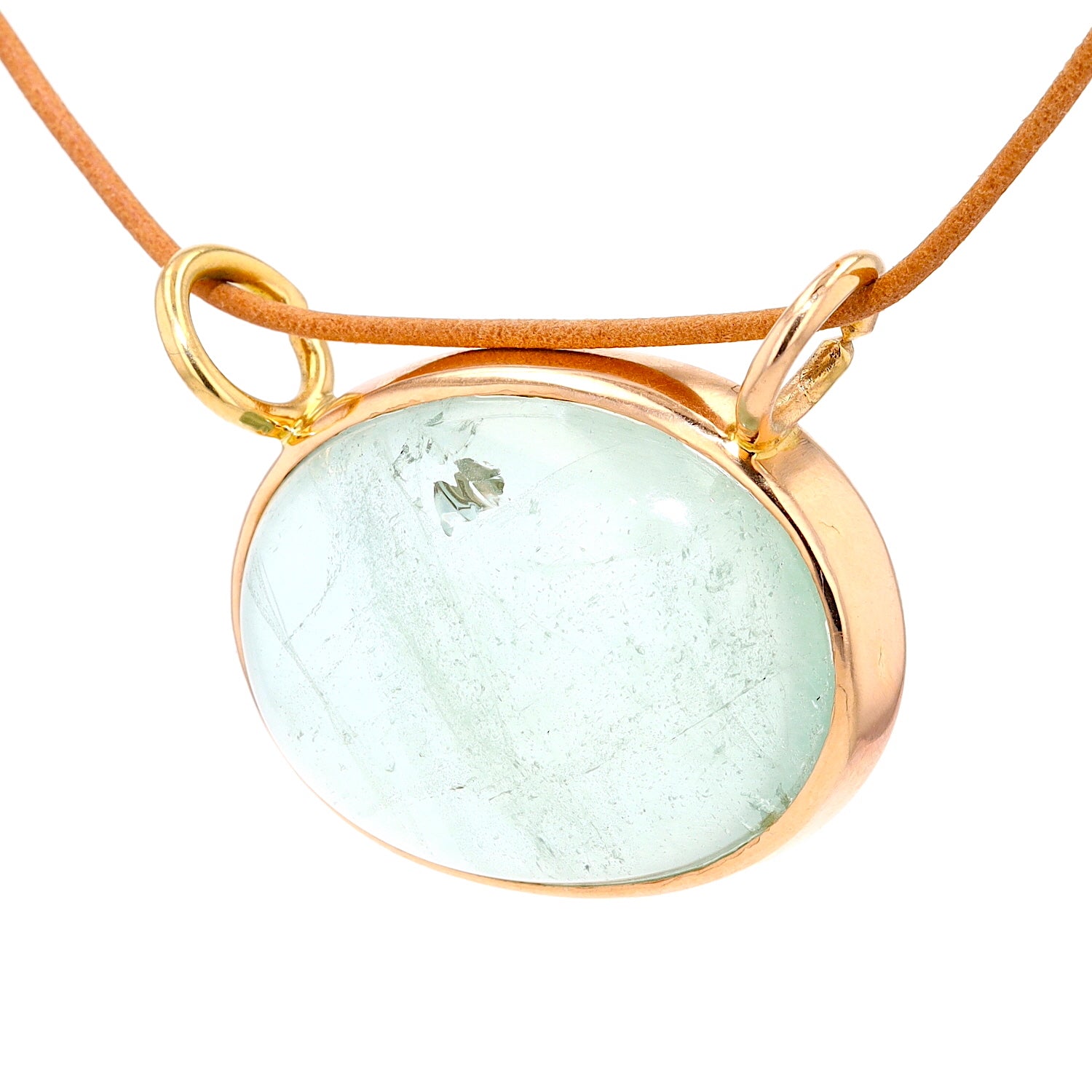 Anhänger in 585er Rotgold mit einem Aquamarin Cabochon, hängend links gedreht