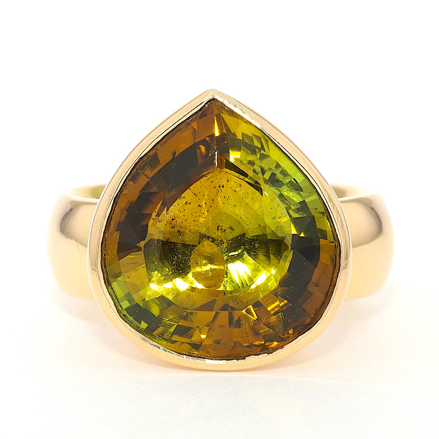 Ring in 750er Gelbgold mit einem Turmalin, liegend frontal