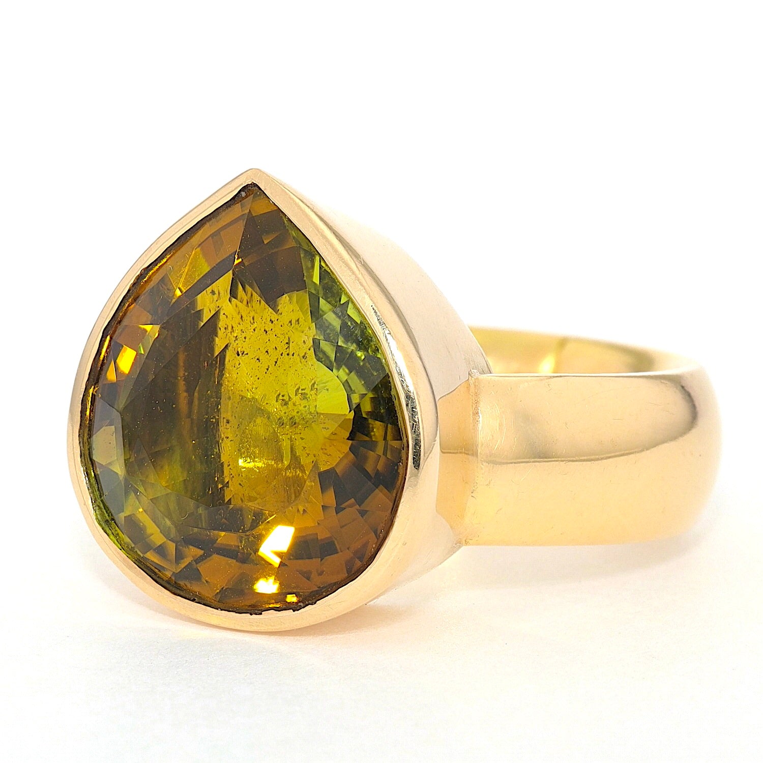 Ring in 750er Gelbgold mit einem Turmalin, liegend links gedreht