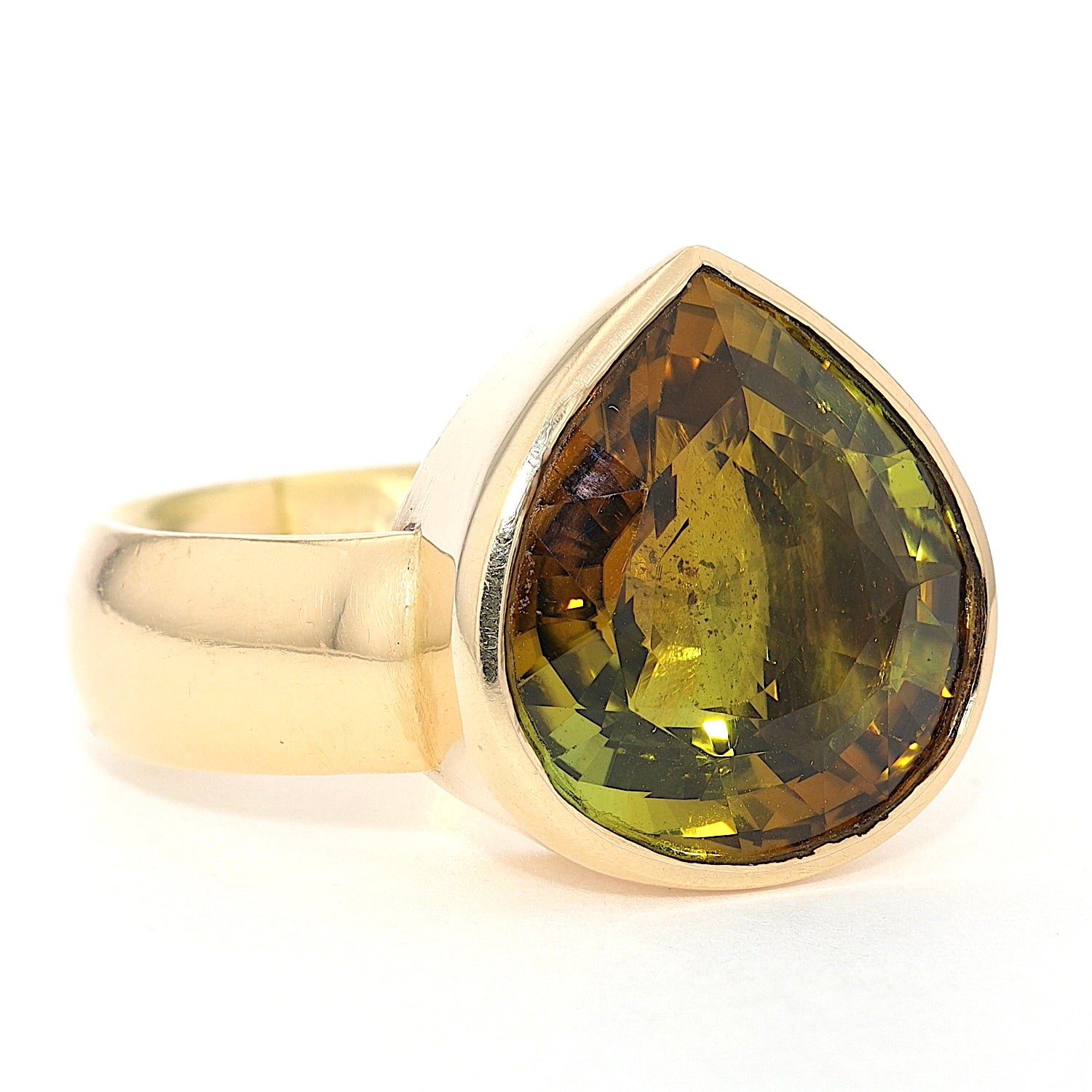 Ring in 750er Gelbgold mit einem Turmalin, liegend rechts gedreht