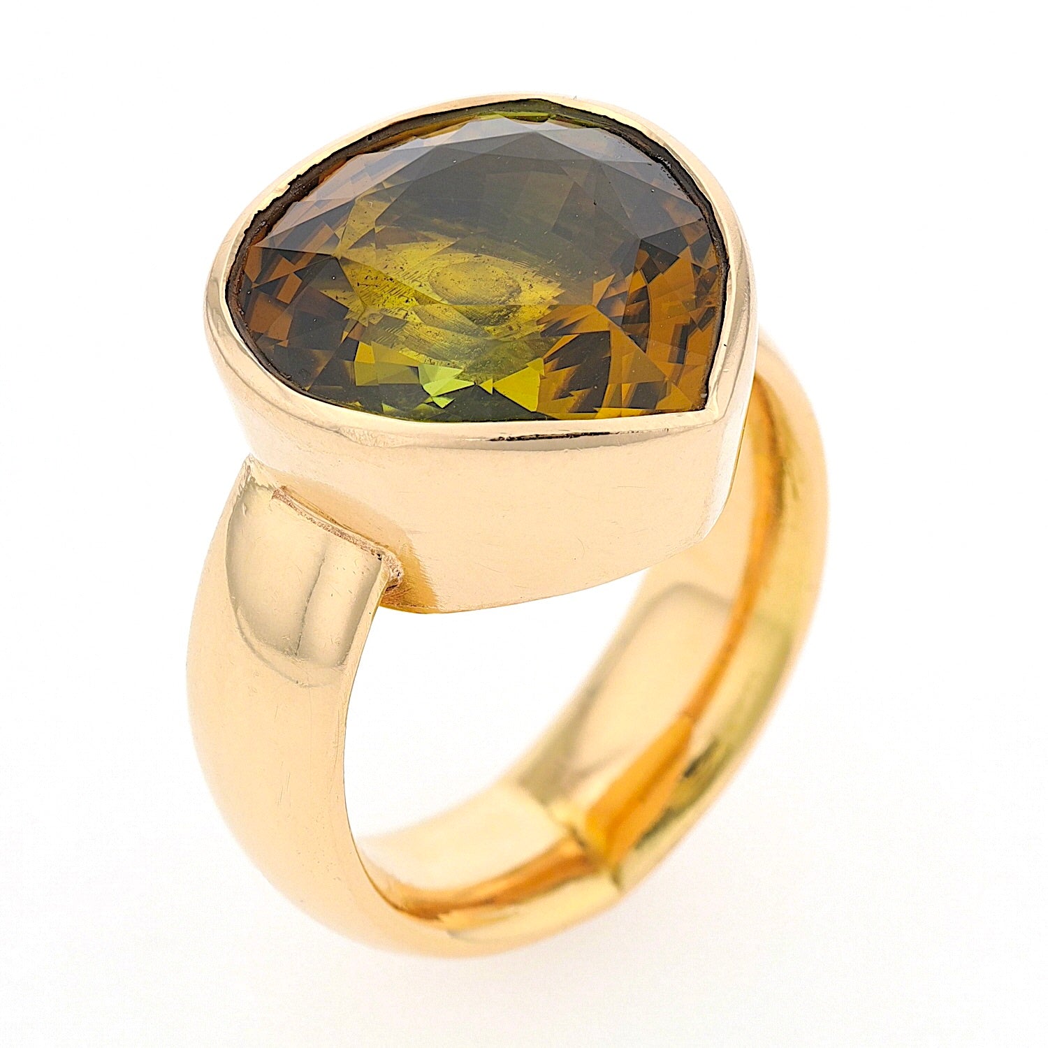 Ring in 750er Gelbgold mit einem Turmalin, Seitenansicht stehend