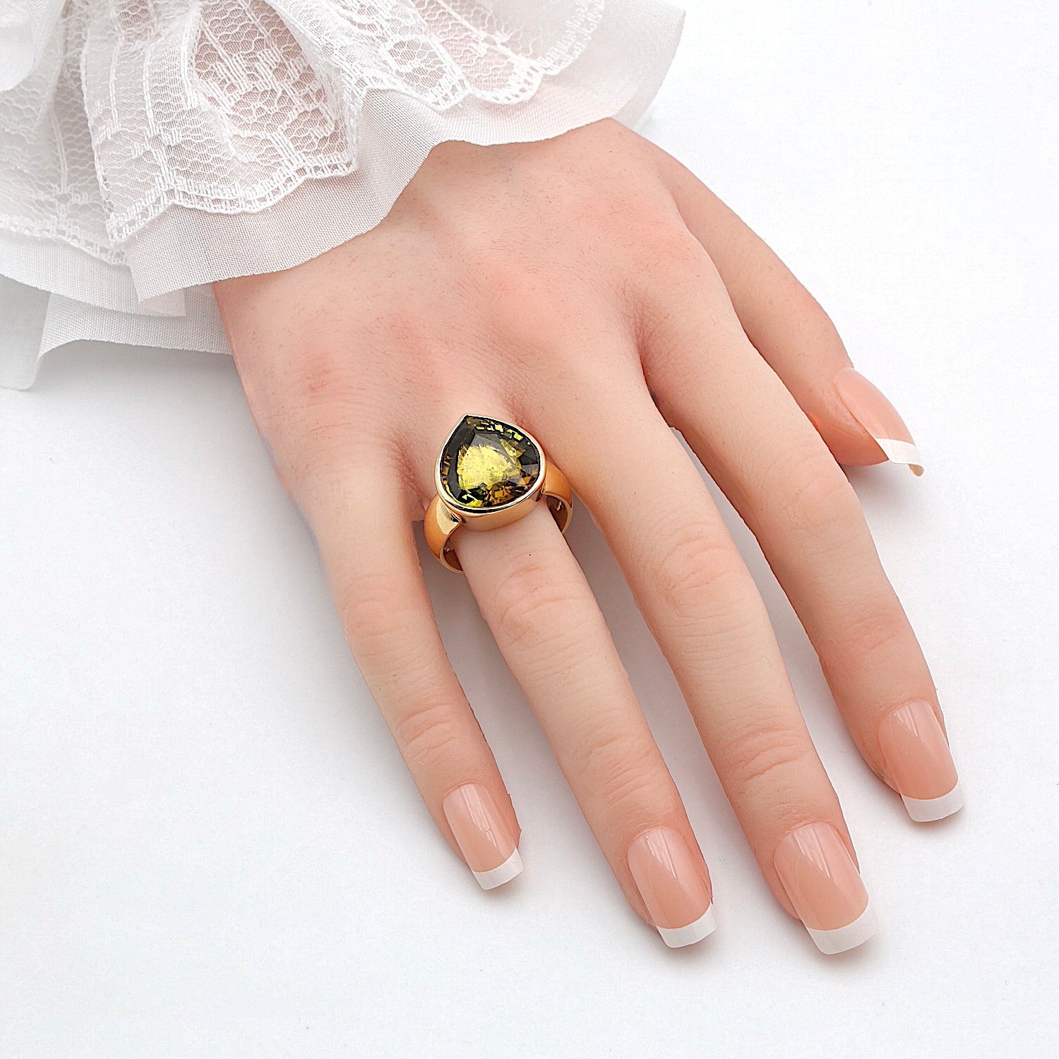 Ring in 750er Gelbgold mit einem Turmalin, an der Hand