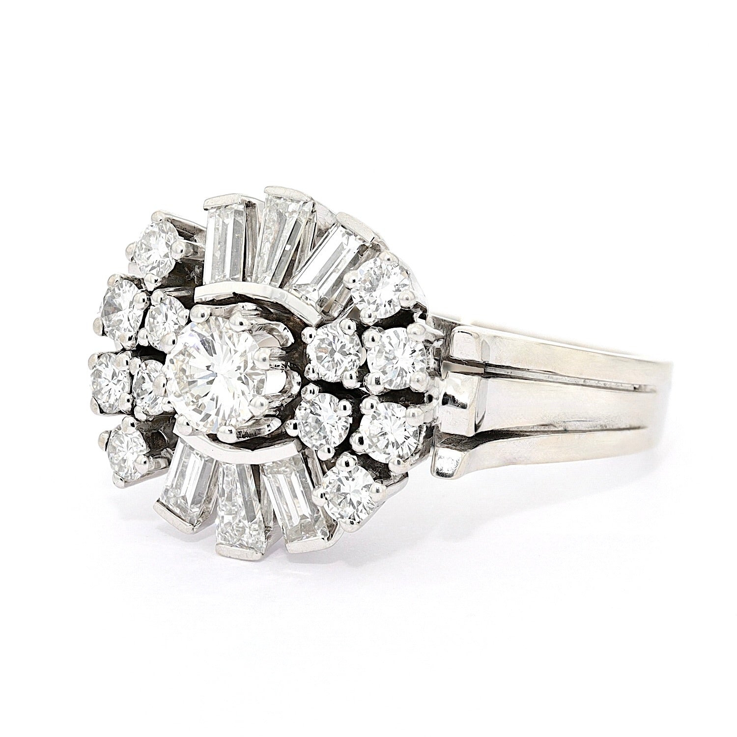 Vintage Ring in 585er Weißgold mit insgesamt ca. 1,45 ct Brillanten und Diamanten, liegend links gedreht