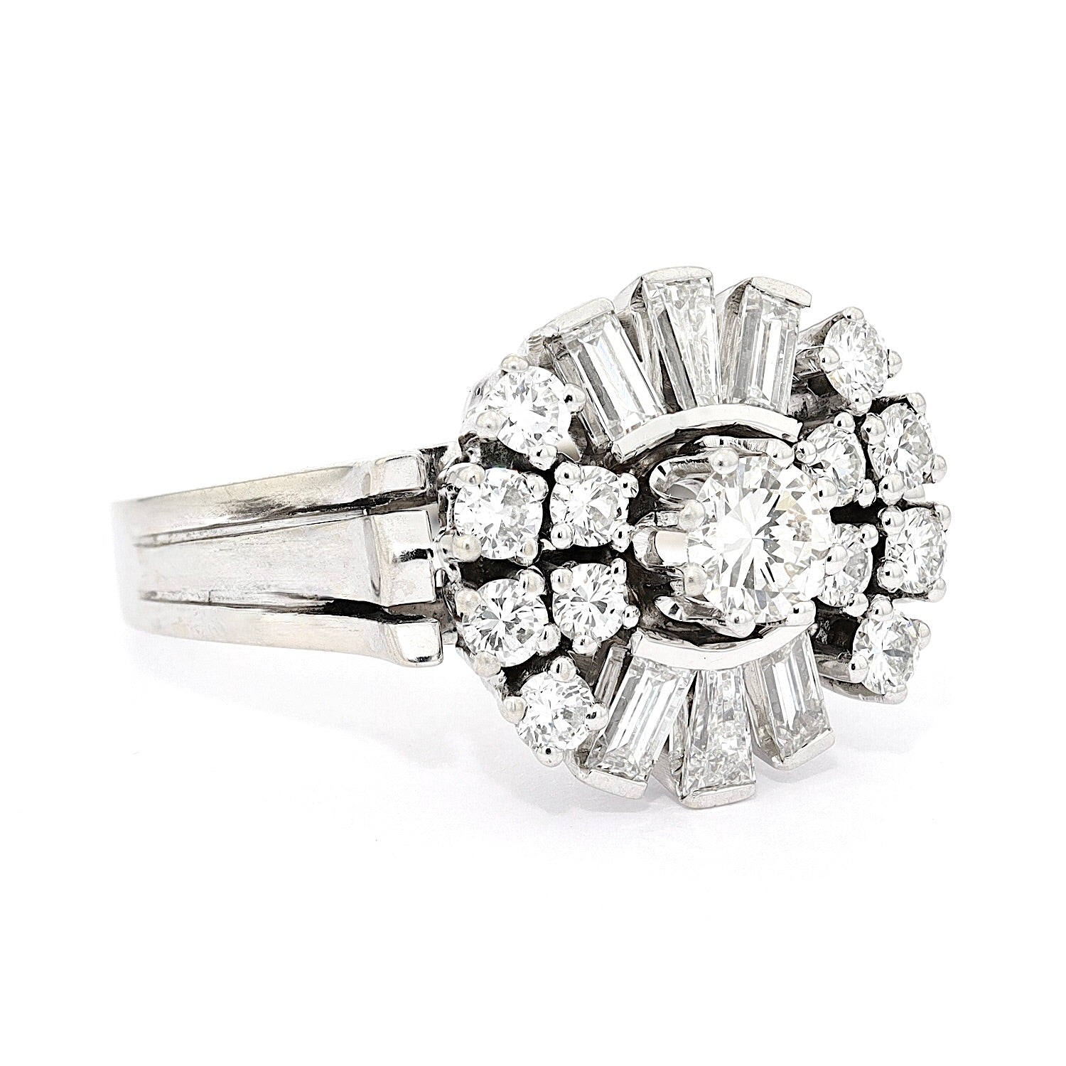 Vintage Ring in 585er Weißgold mit insgesamt ca. 1,45 ct Brillanten und Diamanten, liegend rechts gedreht