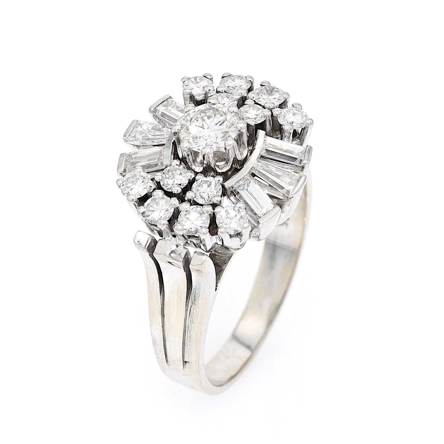 Vintage Ring in 585er Weißgold mit insgesamt ca. 1,45 ct Brillanten und Diamanten, stehend