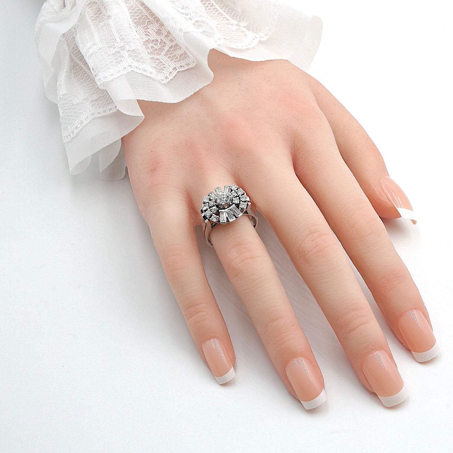 Vintage Ring in 585er Weißgold mit insgesamt ca. 1,45 ct Brillanten und Diamanten, an der Hand