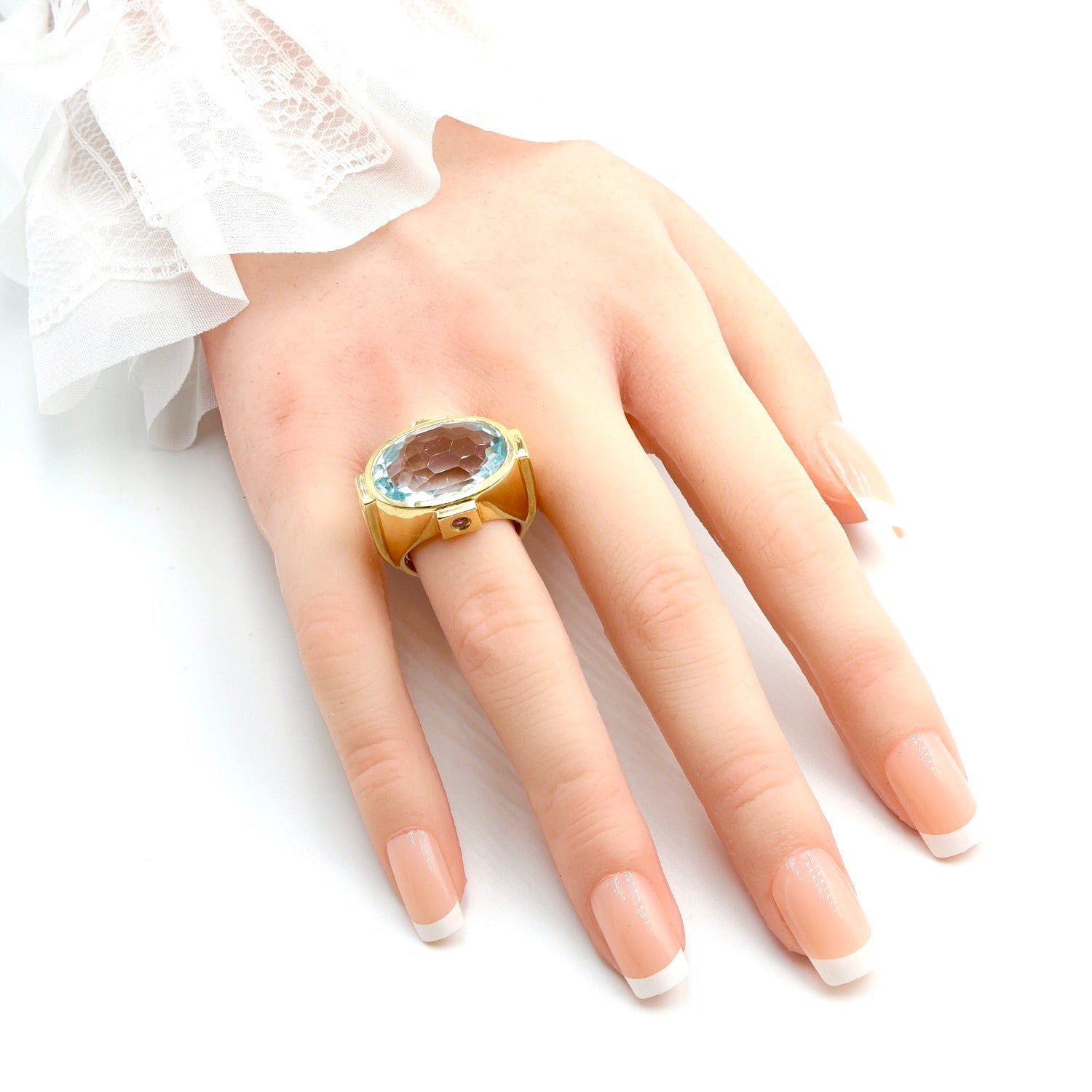 Ring von Jette Joop aus 750er Gelbgold mit einem Topas und Turmalinen, an der Hand