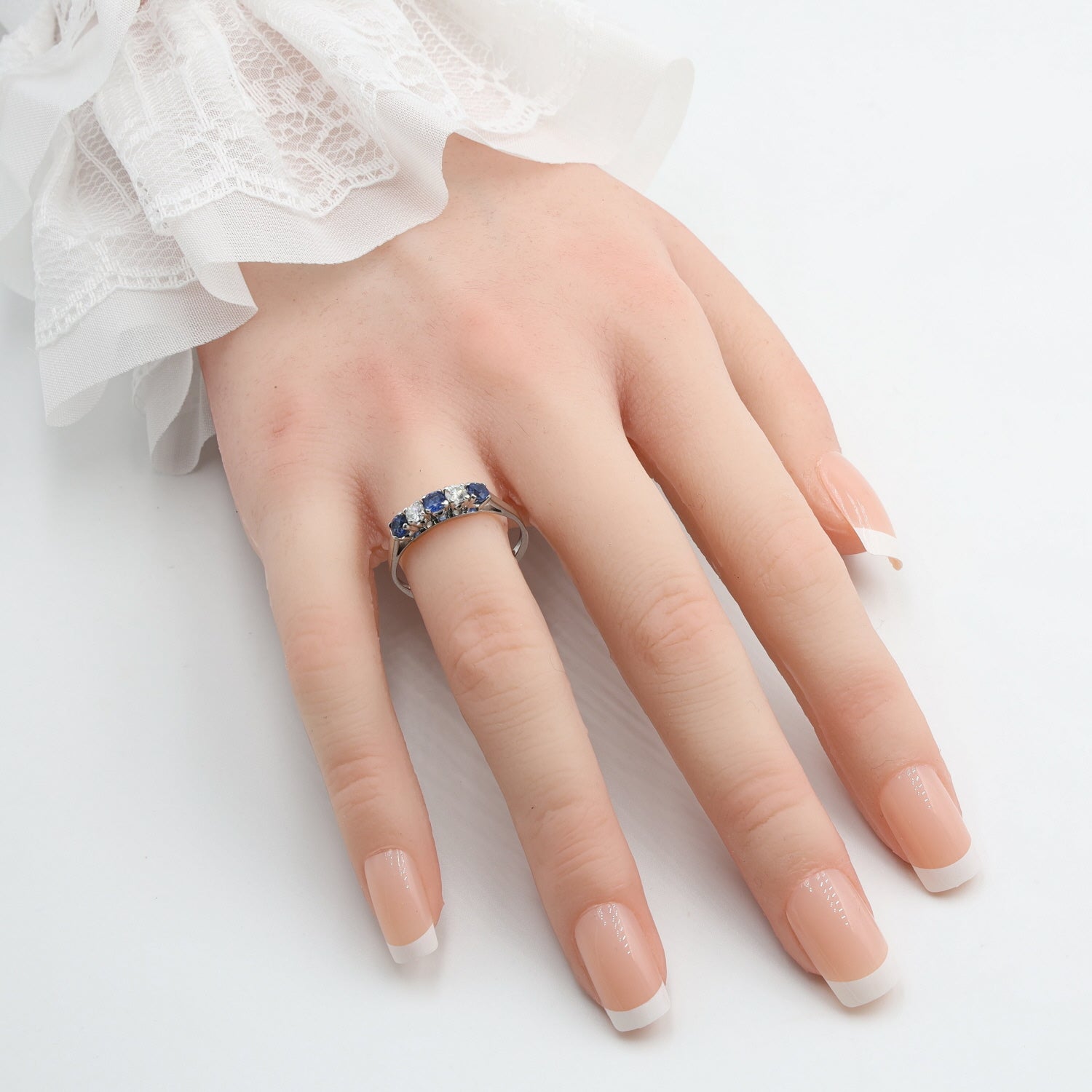 Ring in 750er Weißgold mit Brillanten und Saphiren, an der Hand