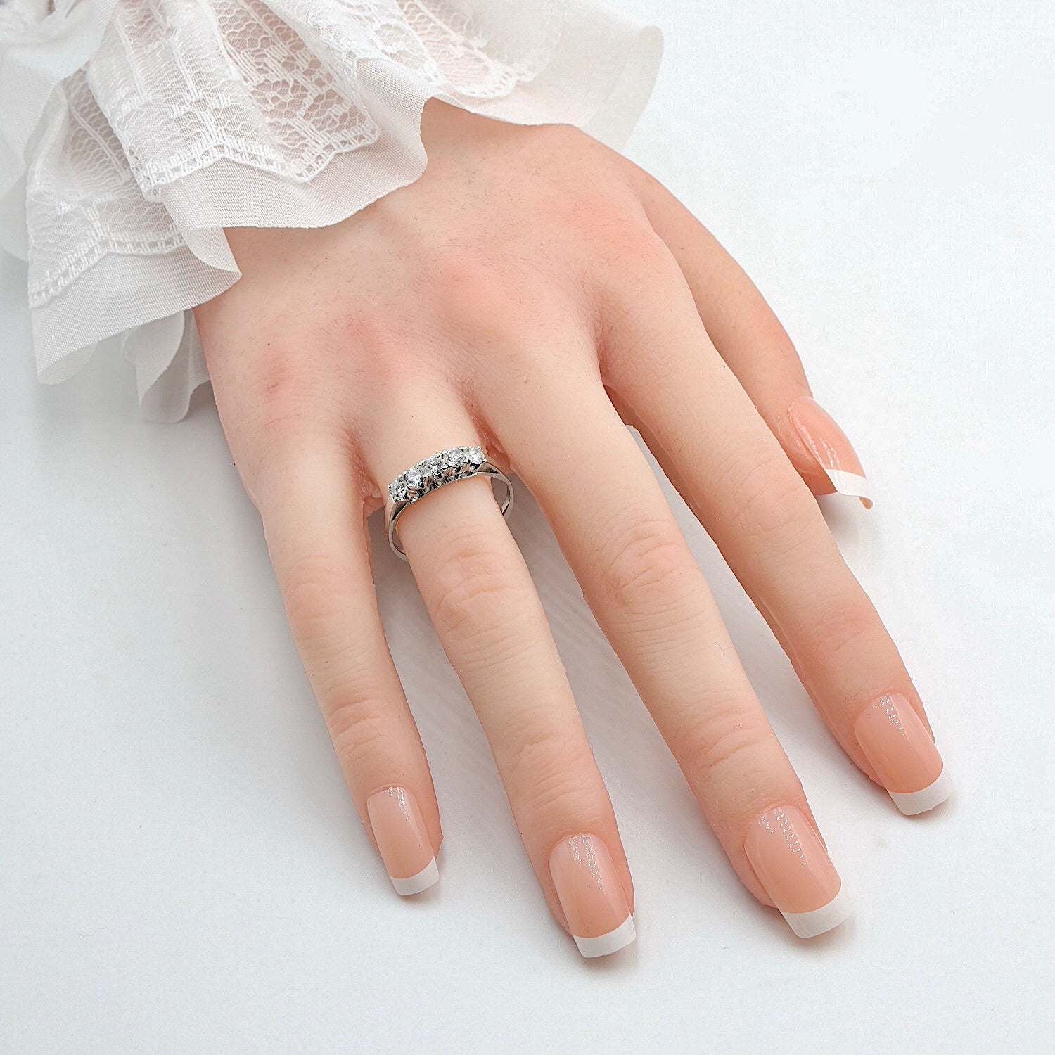 Ring in 750er Weißgold mit Brillanten, an der Hand