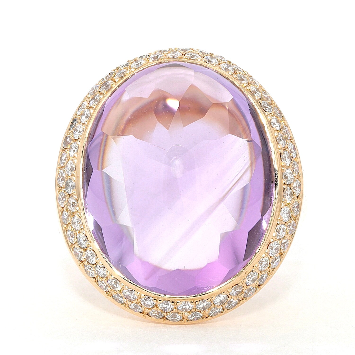Ring in 750er Gelbgold mit einem 15 ct Amethyst-Cabochon und Brillanten, liegend frontal