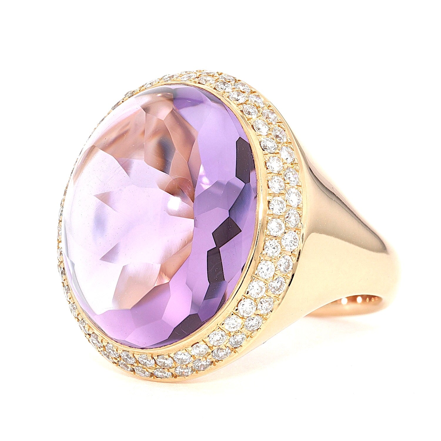 Ring in 750er Gelbgold mit einem 15 ct Amethyst-Cabochon und Brillanten, liegend links gedreht