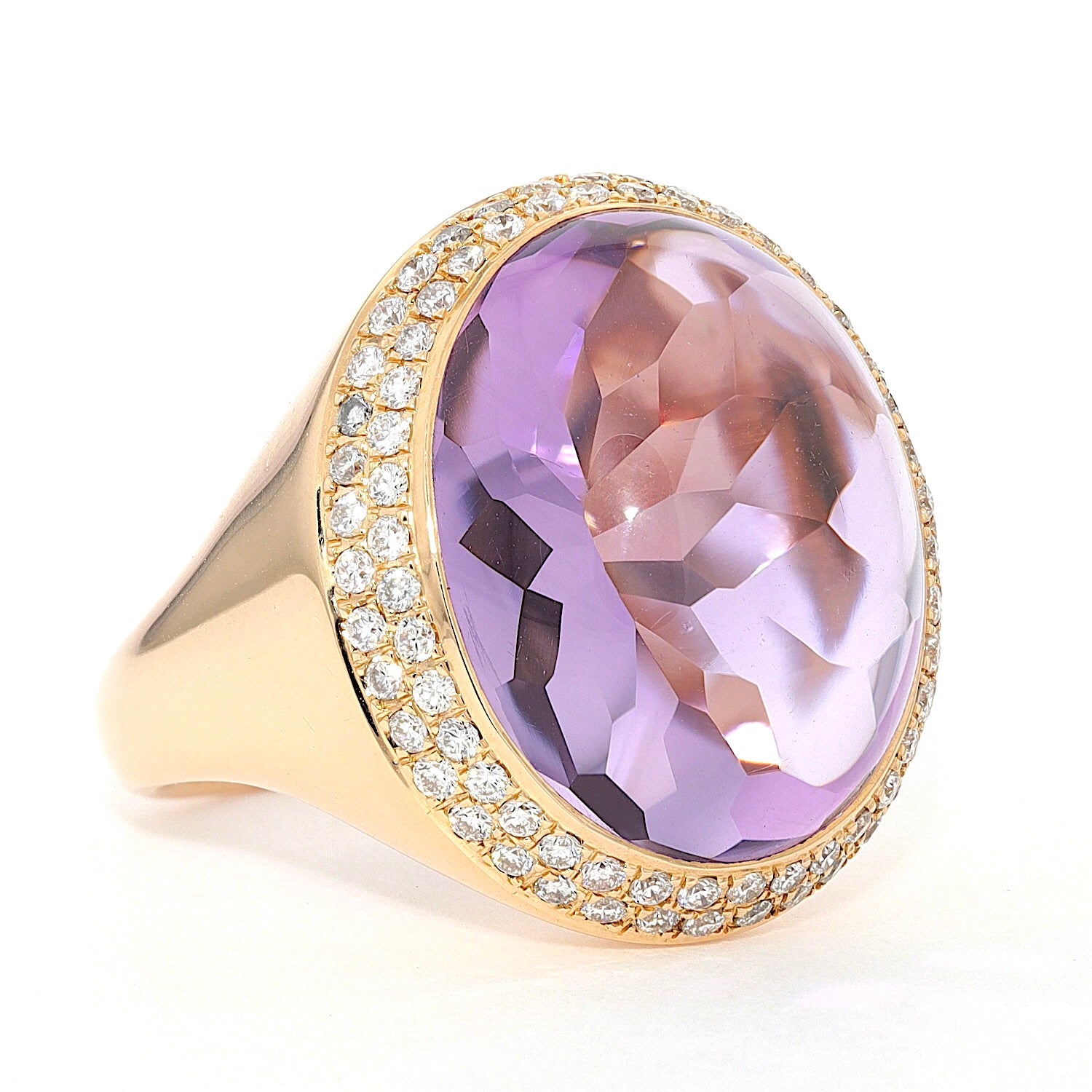 Ring in 750er Gelbgold mit einem 15 ct Amethyst-Cabochon und Brillanten, liegend rechts gedreht