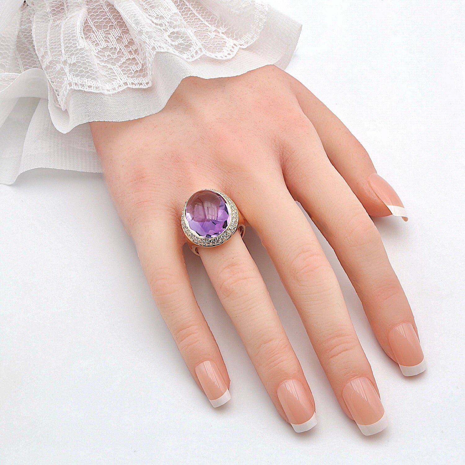 Ring in 750er Gelbgold mit einem 15 ct Amethyst-Cabochon und Brillanten, an der Hand