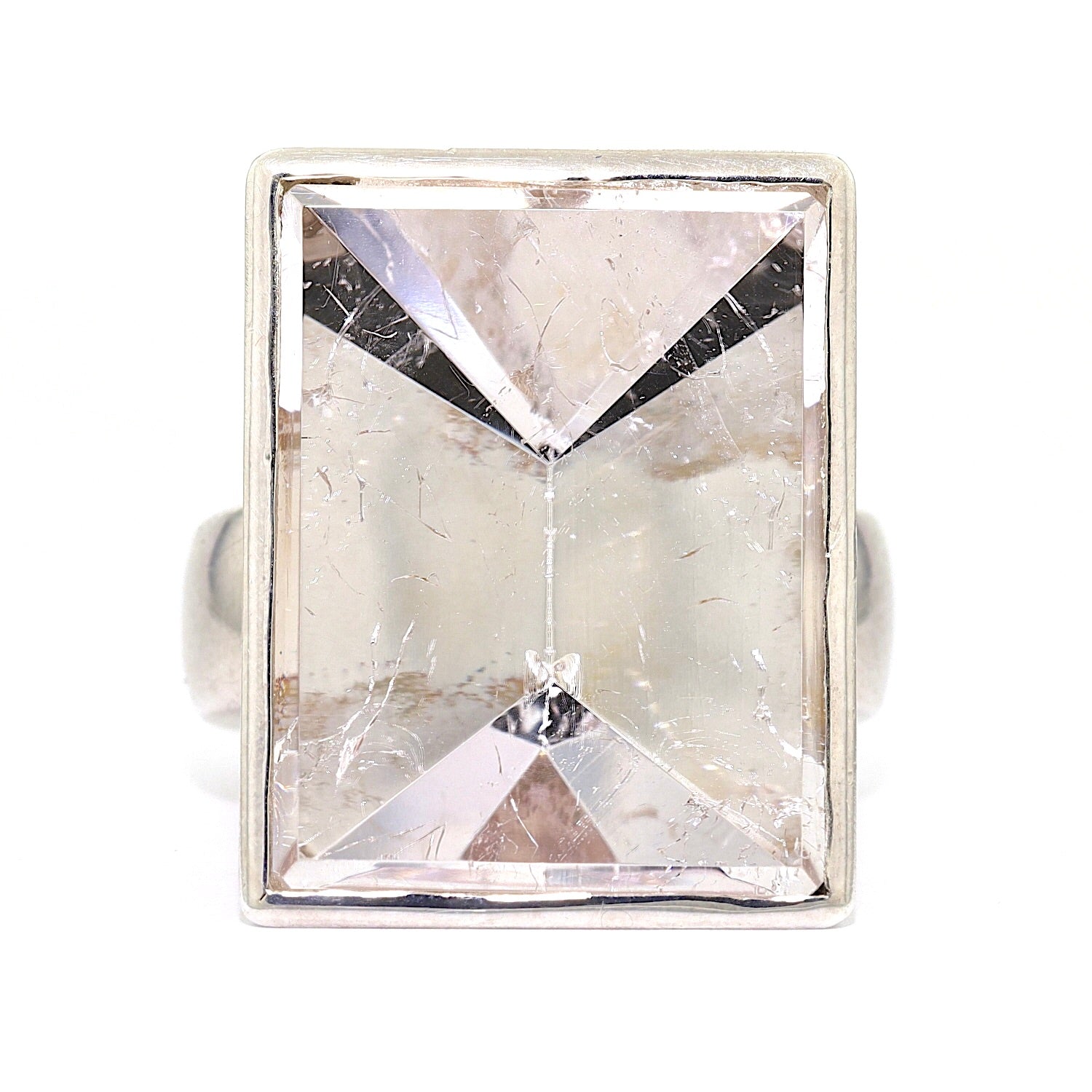 Ring in 925er Silber mit einem Morganit ca. 28,1 ct, liegend frontal