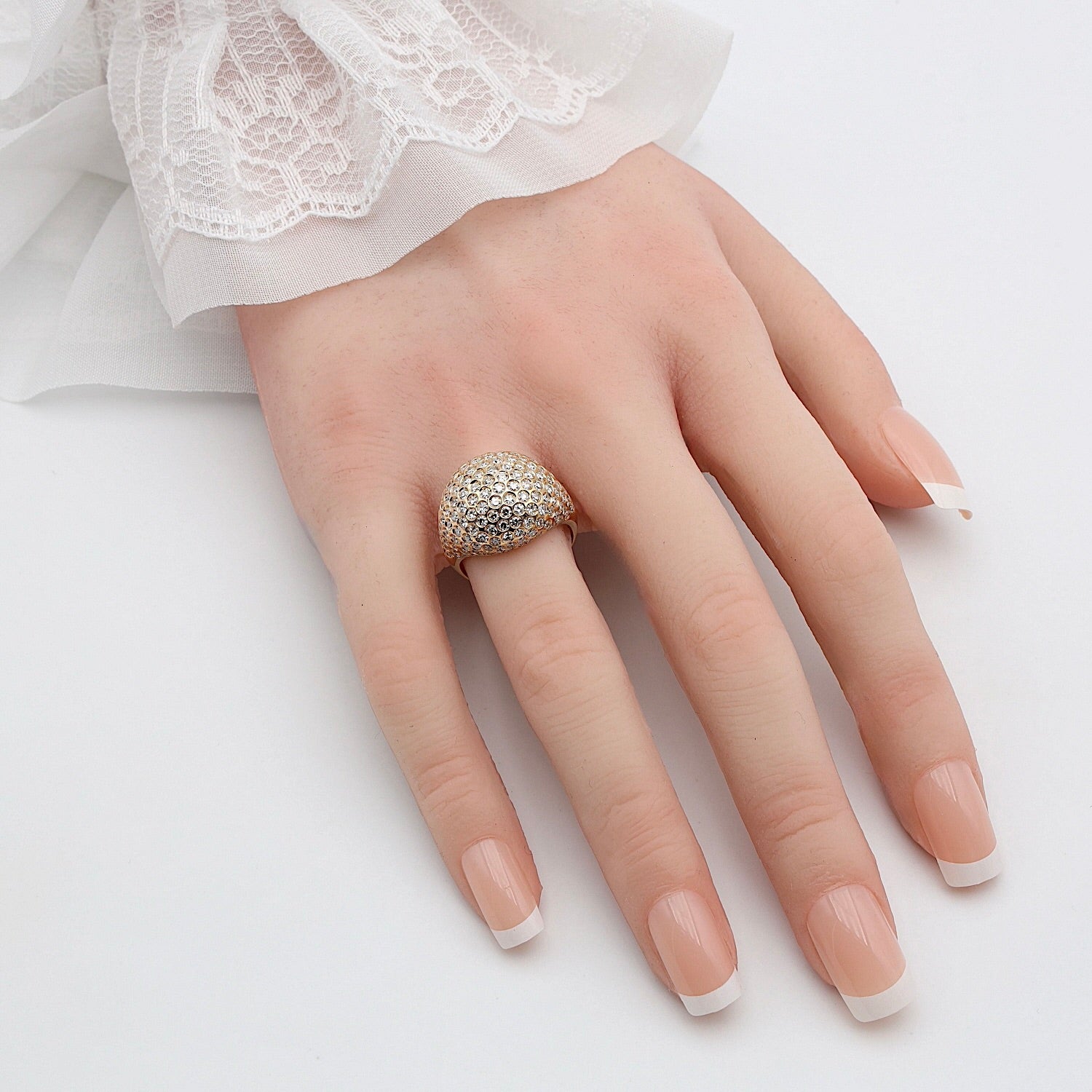 Ring in 750er Gelbgold mit insgesamt ca, 1,6 ct Brillanten, an der Hand