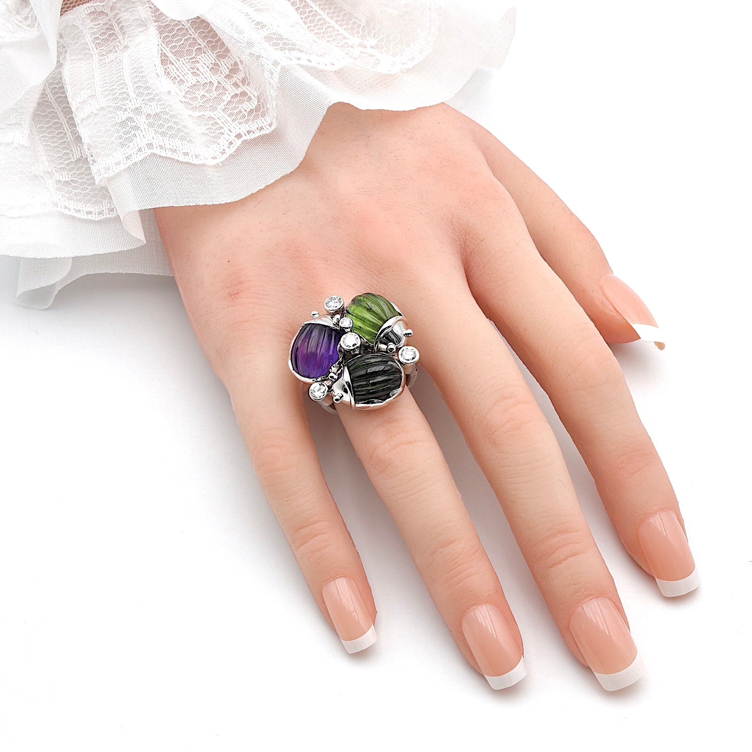 Ring in 750er Gold rhodiniert mit Amethyst, Turmalinen und Brillanten, an der Hand