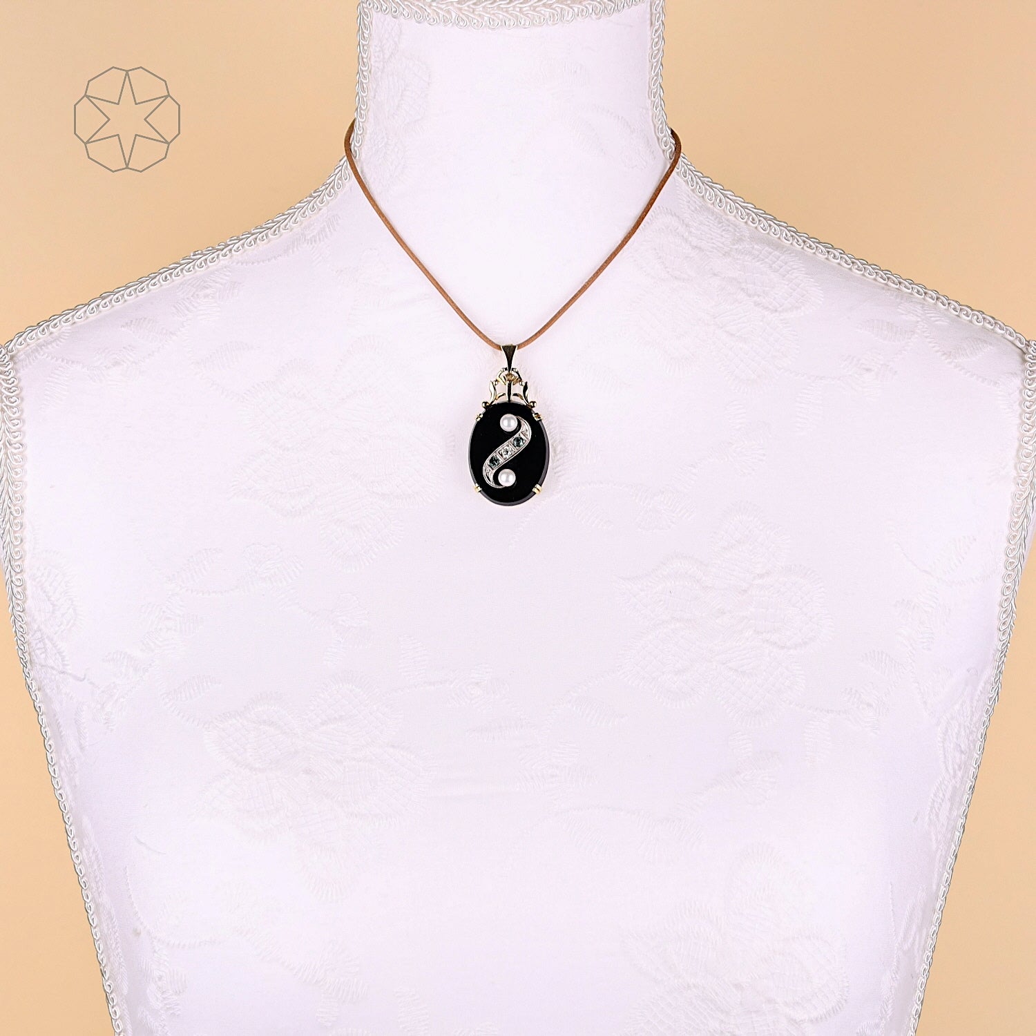 Anhänger in 585 Gelbgold mit einem Onyx, Zuchtperlen, Turmalinen und Diamanten, an der Büste